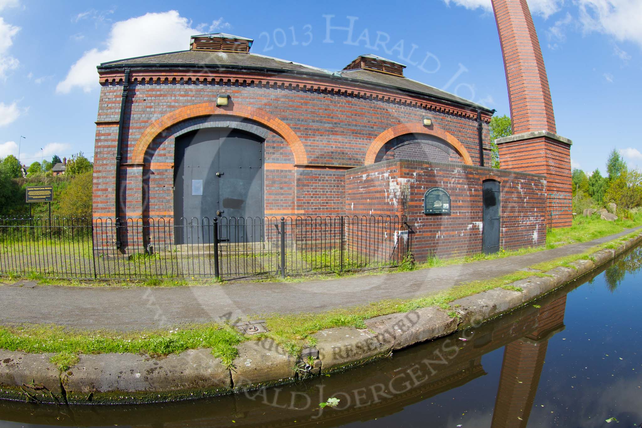 BCN Marathon Challenge 2013: Smethwick Pump House on the Old Main Line, close to the junction with the Engine Branch and the Smethwick Locks. The original James Watt pumping engine is now, in working order, at the Museum for Science and Industry..
Birmingham Canal Navigation,


United Kingdom,
on 25 May 2013 at 09:27, image #105