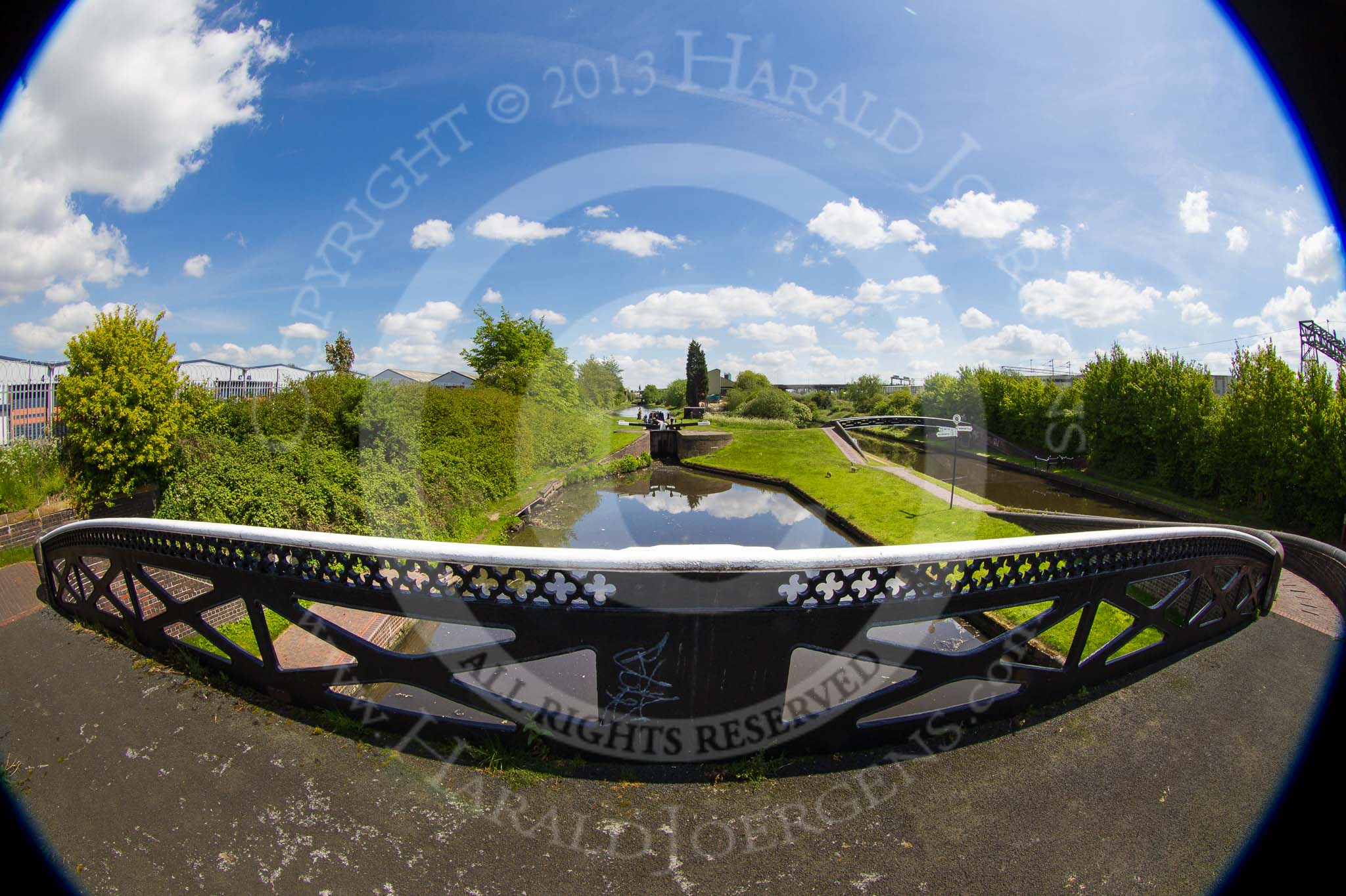 BCN Marathon Challenge 2013: Bromford Junction, linking the BCN New Main Line, on the right, and the Old Main Line, on the left, via the three Spon Lane Locks, seen through a fisheye lens from the turnover bridge at the junction..
Birmingham Canal Navigation,


United Kingdom,
on 25 May 2013 at 12:54, image #176