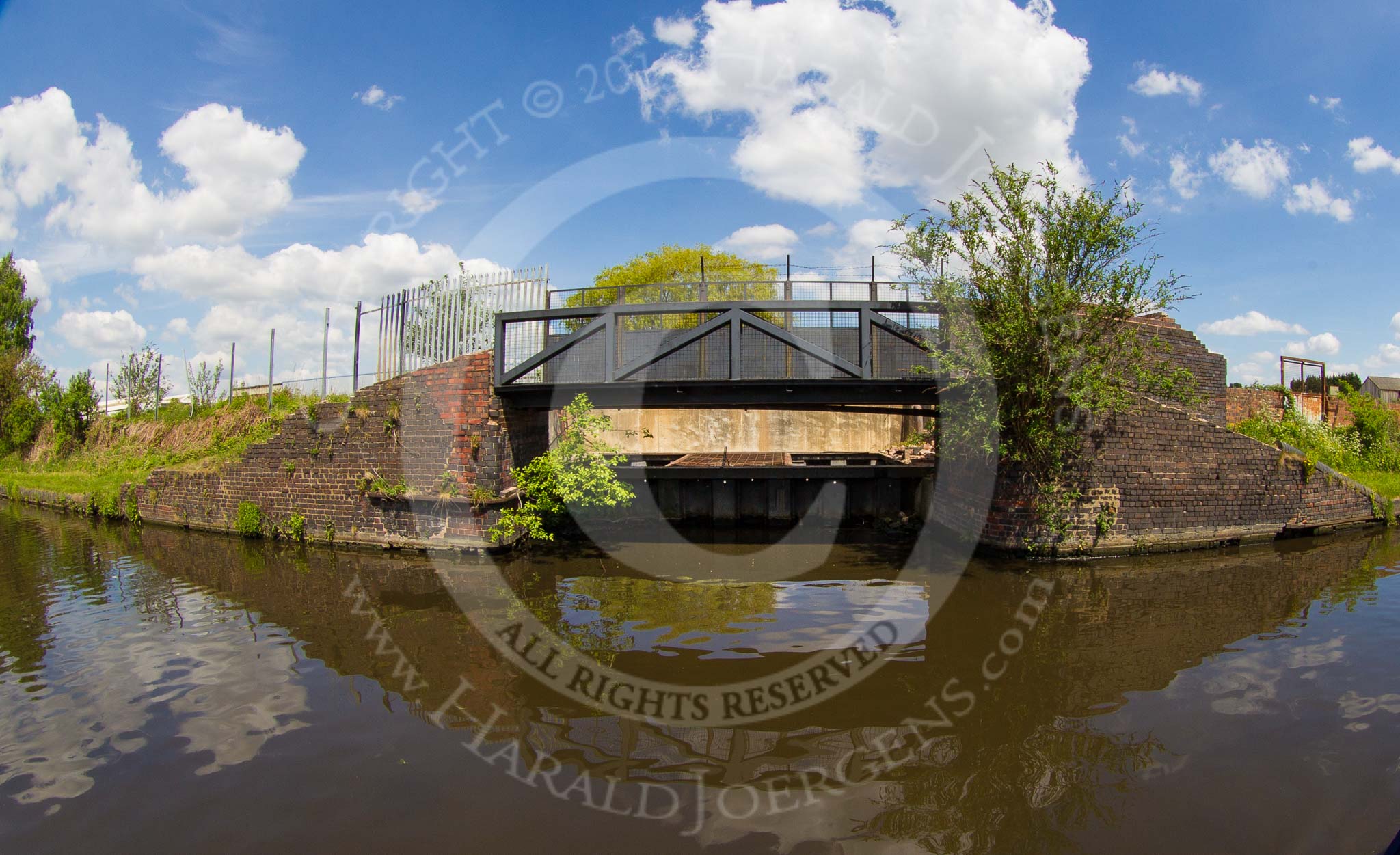 BCN Marathon Challenge 2013: A factory bridge that once led a basin at Blue Brick Works, on the BCN New Main Line between Bromford Junction and Pudding Green Junction..
Birmingham Canal Navigation,


United Kingdom,
on 25 May 2013 at 13:11, image #183