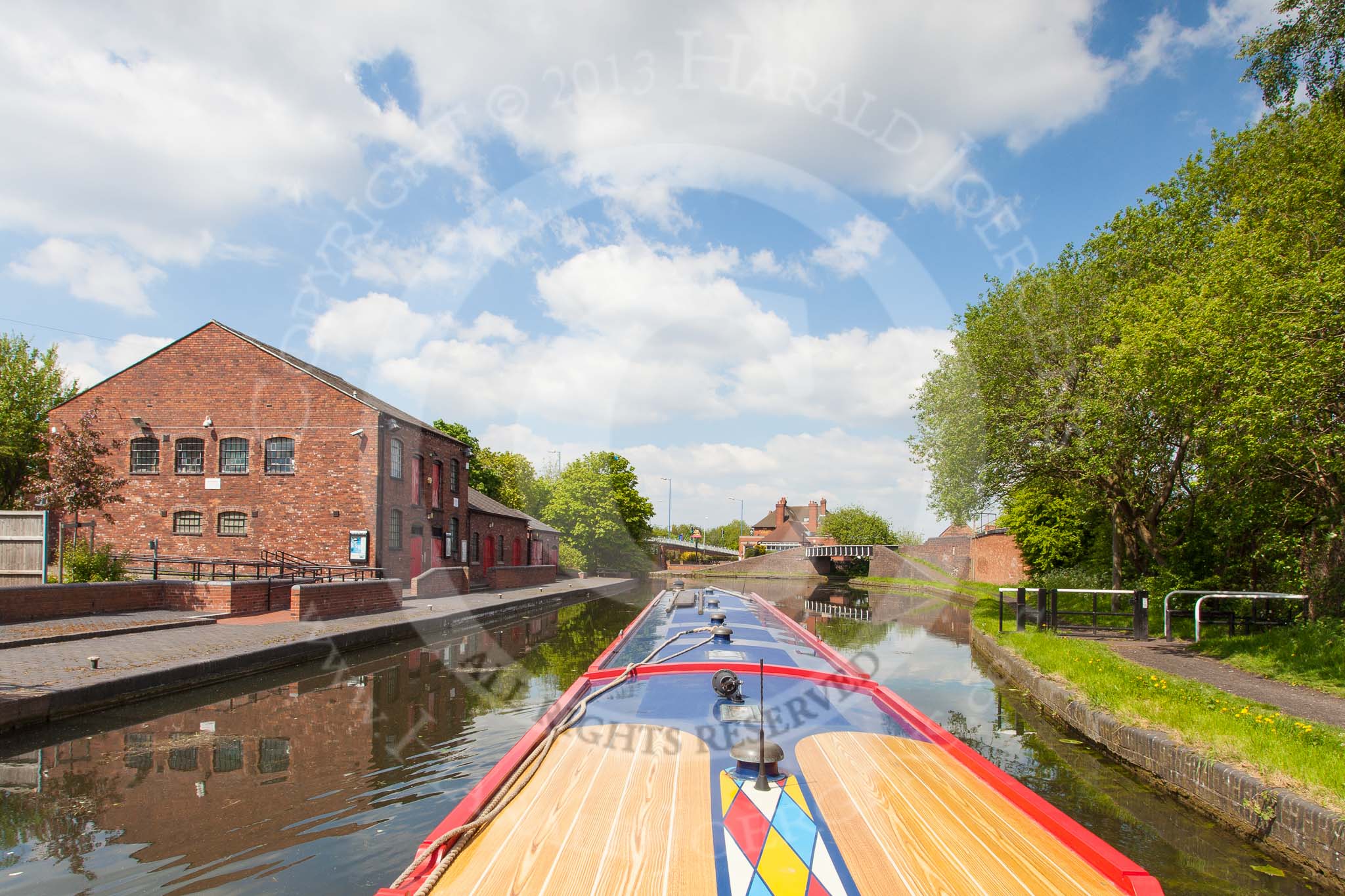 BCN Marathon Challenge 2013: Tipton Factory Junction, where the BCN Old Main Line meets the New Main Line. On the left the Malthouse Stables renovated a few years ago..
Birmingham Canal Navigation,


United Kingdom,
on 25 May 2013 at 14:45, image #201