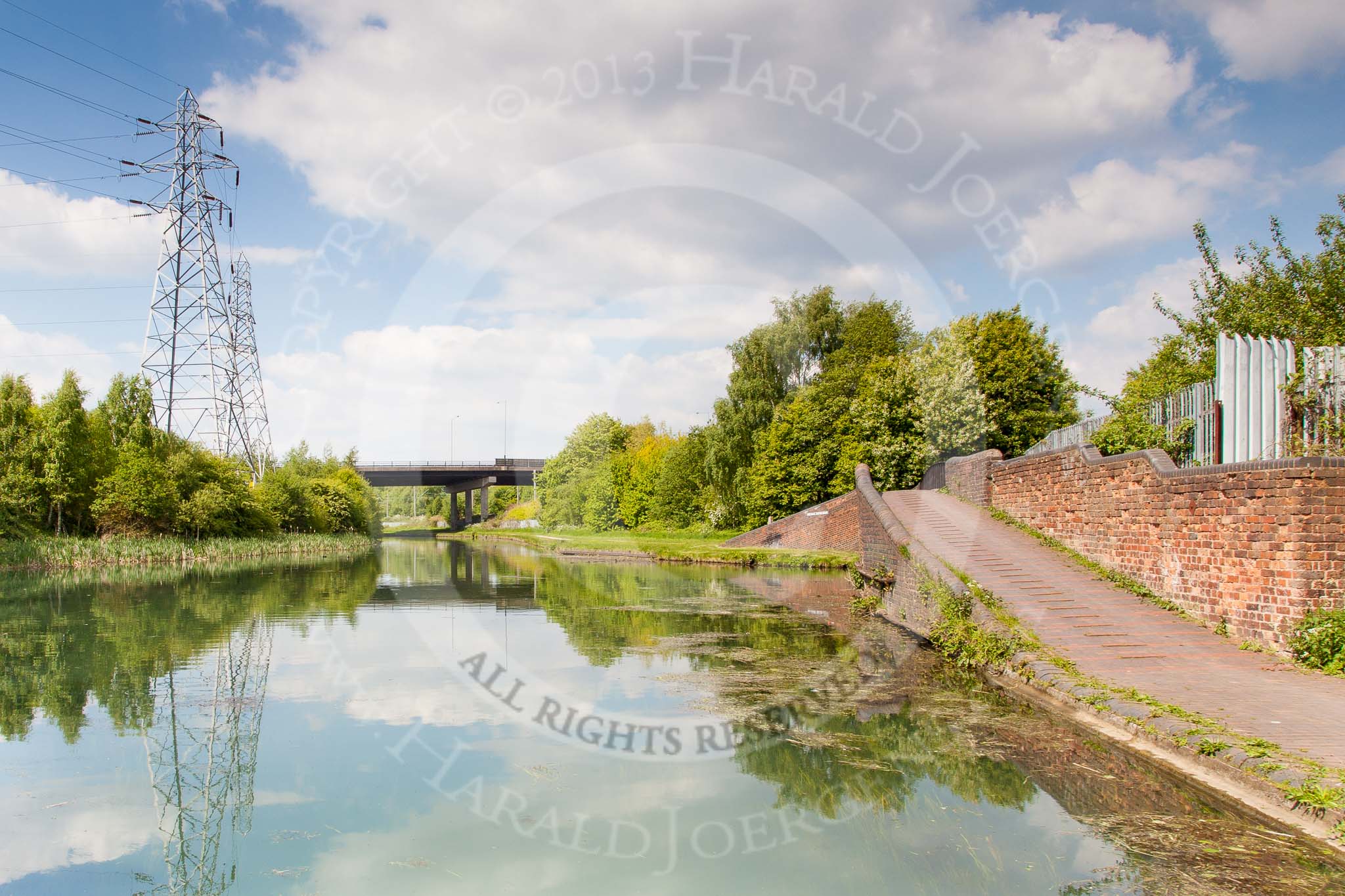 BCN Marathon Challenge 2013: Deepfields Junction, on the BCN New Main Line, where the former Wednesbury Oak Loop, now called the Bradley Arm, joins..
Birmingham Canal Navigation,


United Kingdom,
on 25 May 2013 at 15:20, image #209