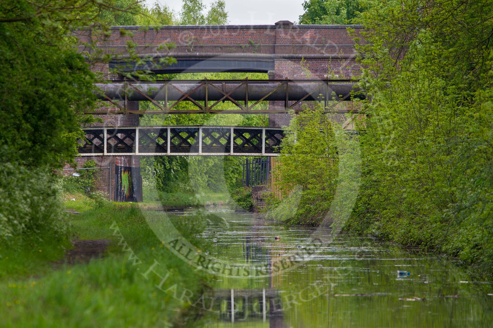 BCN Marathon Challenge 2013: A cast iron foot bridge, a pipe bridge, and Wallbrook Bridge grouped together on the BCN New Main Line, near Coseley Tunnel..
Birmingham Canal Navigation,


United Kingdom,
on 25 May 2013 at 17:28, image #257
