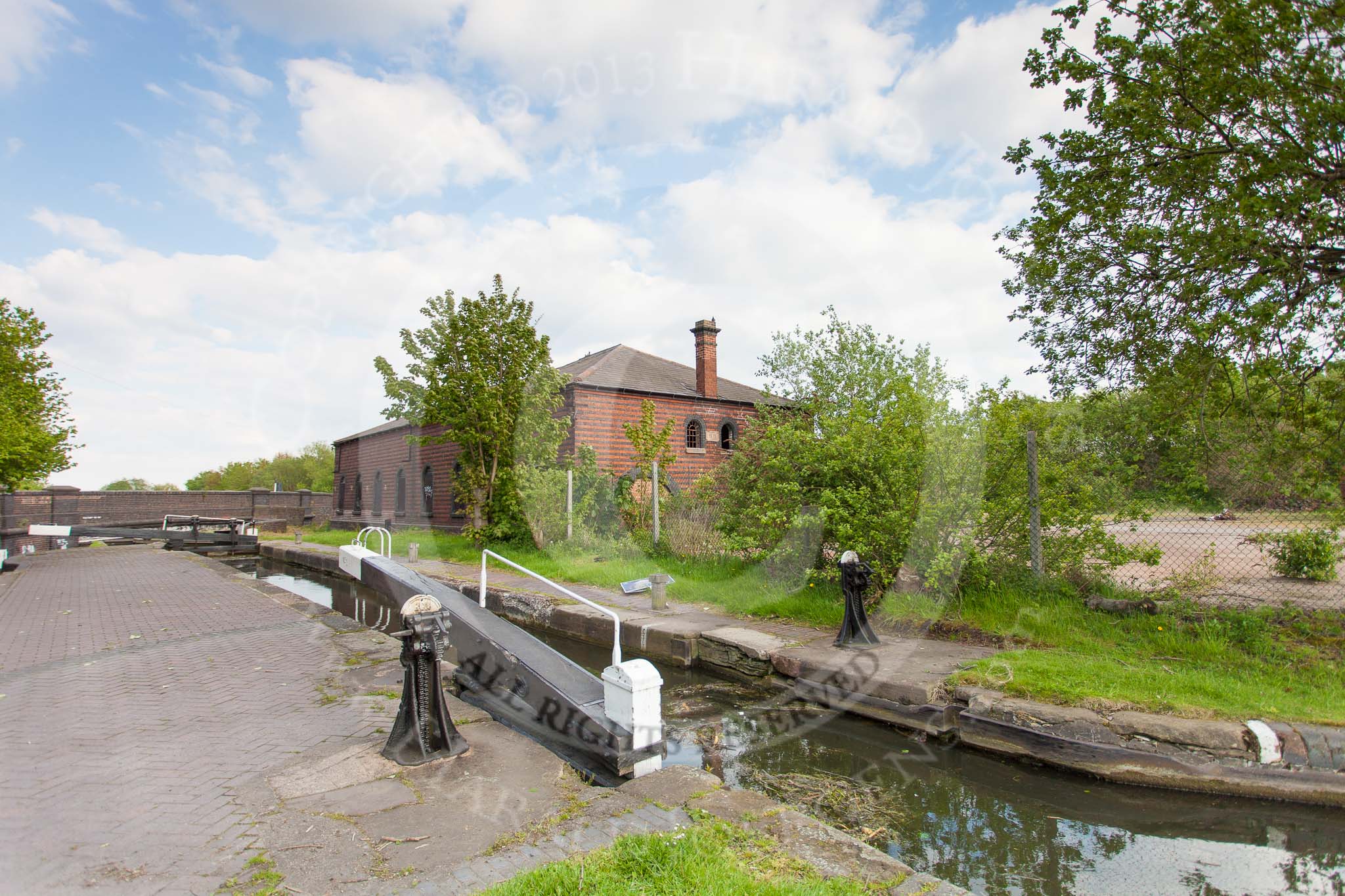 BCN Marathon Challenge 2013: Factory Top Lock on the BCN New Main Line, near Factory Junction, with a BCN gaugung station, a weighing dock, on the right..
Birmingham Canal Navigation,


United Kingdom,
on 25 May 2013 at 17:52, image #259
