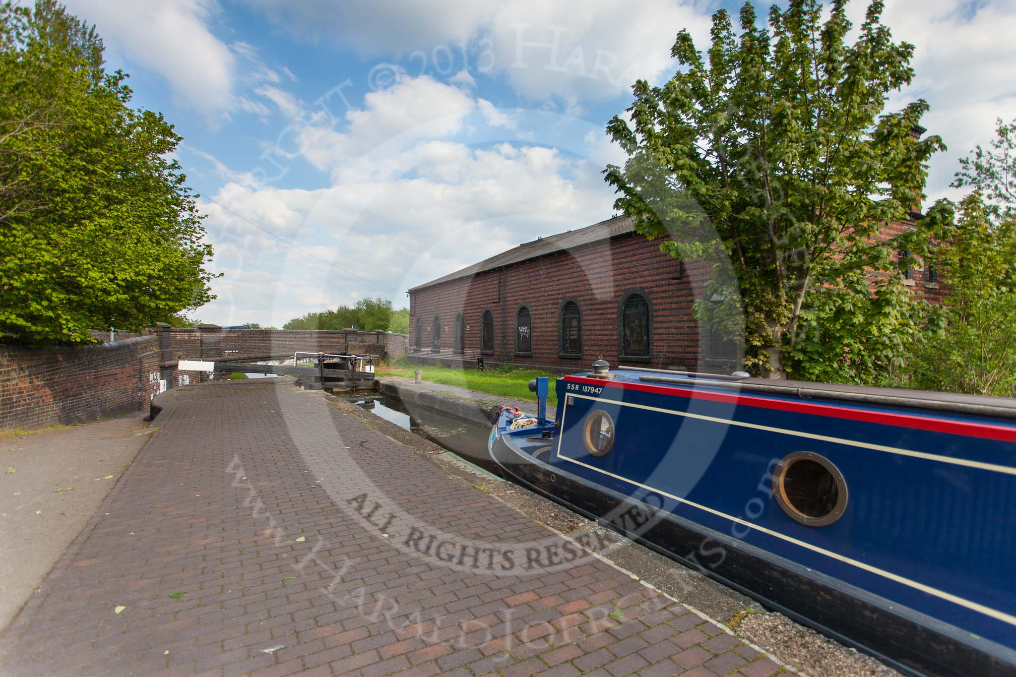 BCN Marathon Challenge 2013: NB "Felonious Mongoose" entering Factory Top Lock on the BCN New Main Line near Factory Junction, with a BCN gaging station on the right..
Birmingham Canal Navigation,


United Kingdom,
on 25 May 2013 at 17:53, image #260