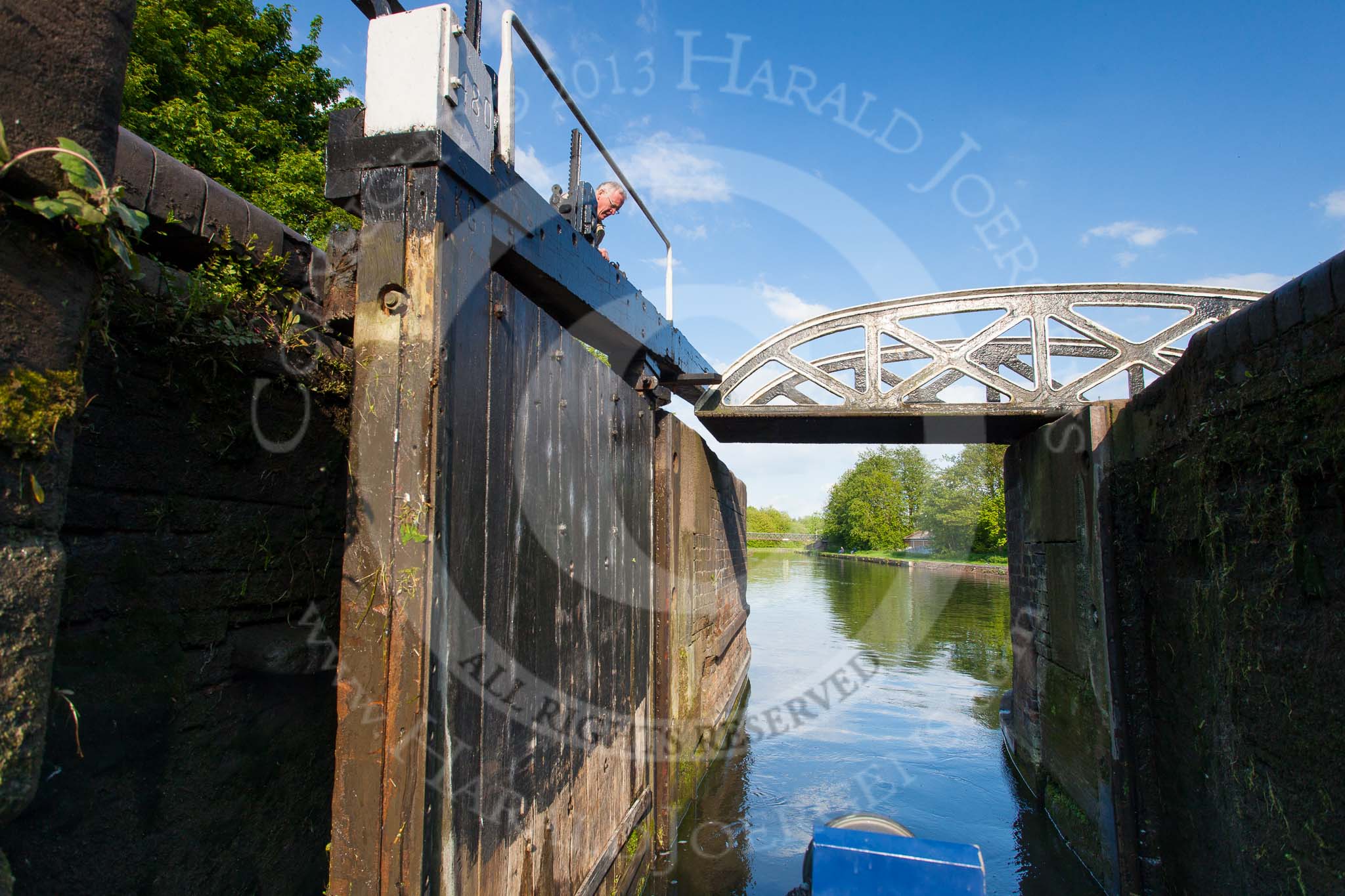 BCN Marathon Challenge 2013: Skipper Charley opening the lock gate at Factory Bottom Lock on the BCN New Main Line, near Factory Junction..
Birmingham Canal Navigation,


United Kingdom,
on 25 May 2013 at 18:09, image #264