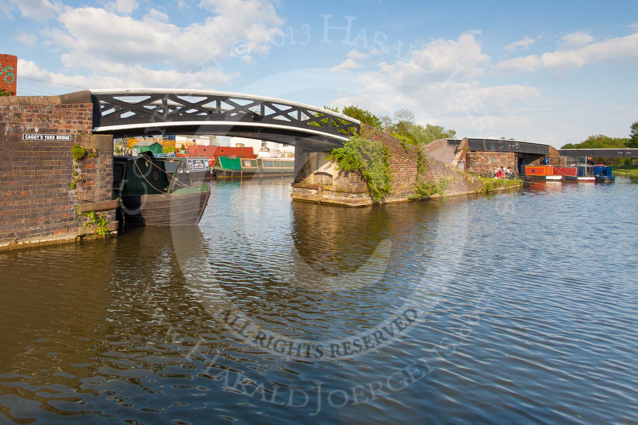 BCN Marathon Challenge 2013: The BCN New Main Line in Tipton, below Factory Locks. The boatyard on the left uses the remains of a former railway interchange basin..
Birmingham Canal Navigation,


United Kingdom,
on 25 May 2013 at 18:17, image #270