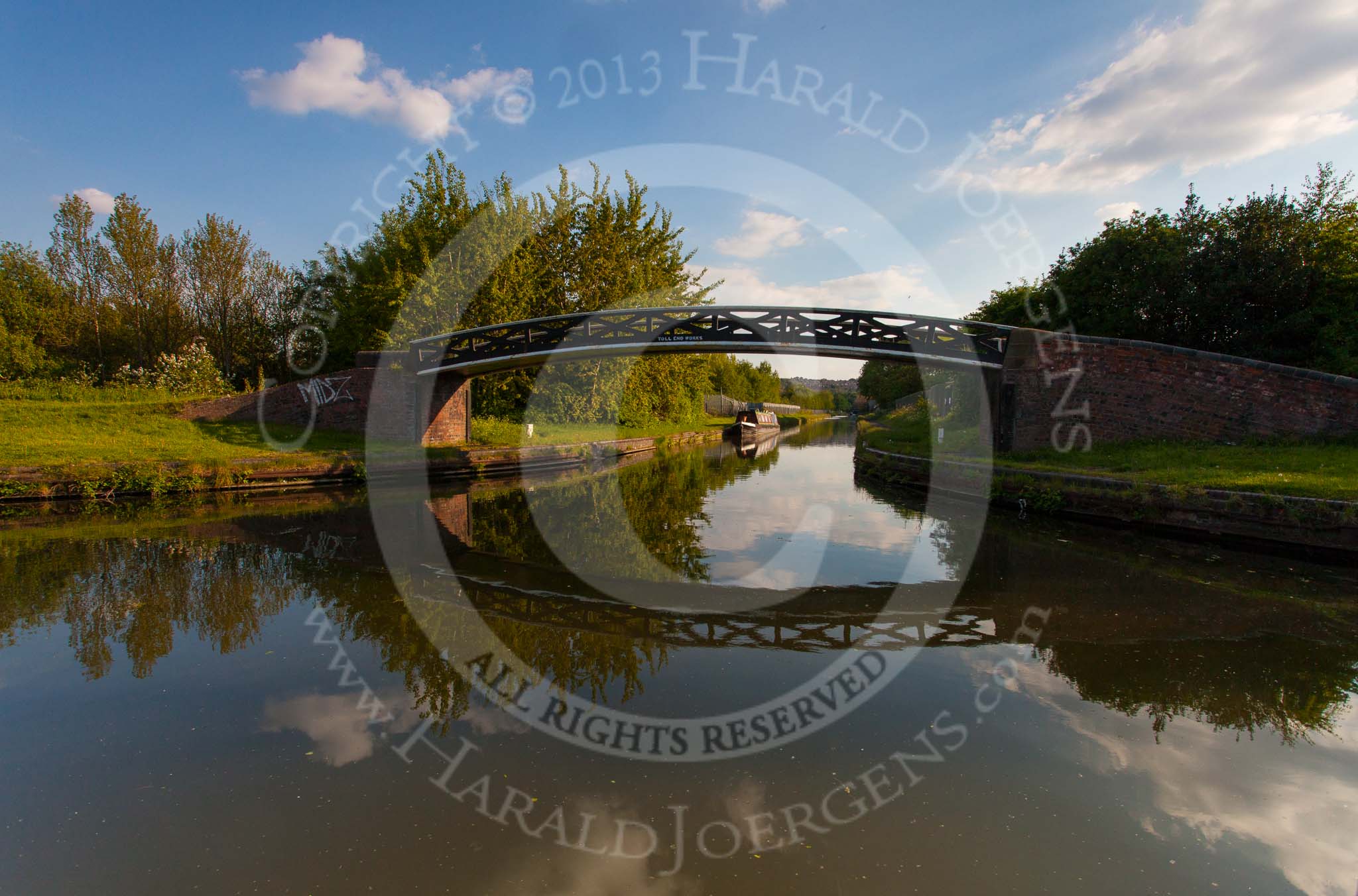 BCN Marathon Challenge 2013: Dudley Port Junction on the BCN New Main Line at Tipton, where the Netherton Tunnel Branch joins the New Main Line..
Birmingham Canal Navigation,


United Kingdom,
on 25 May 2013 at 18:34, image #287