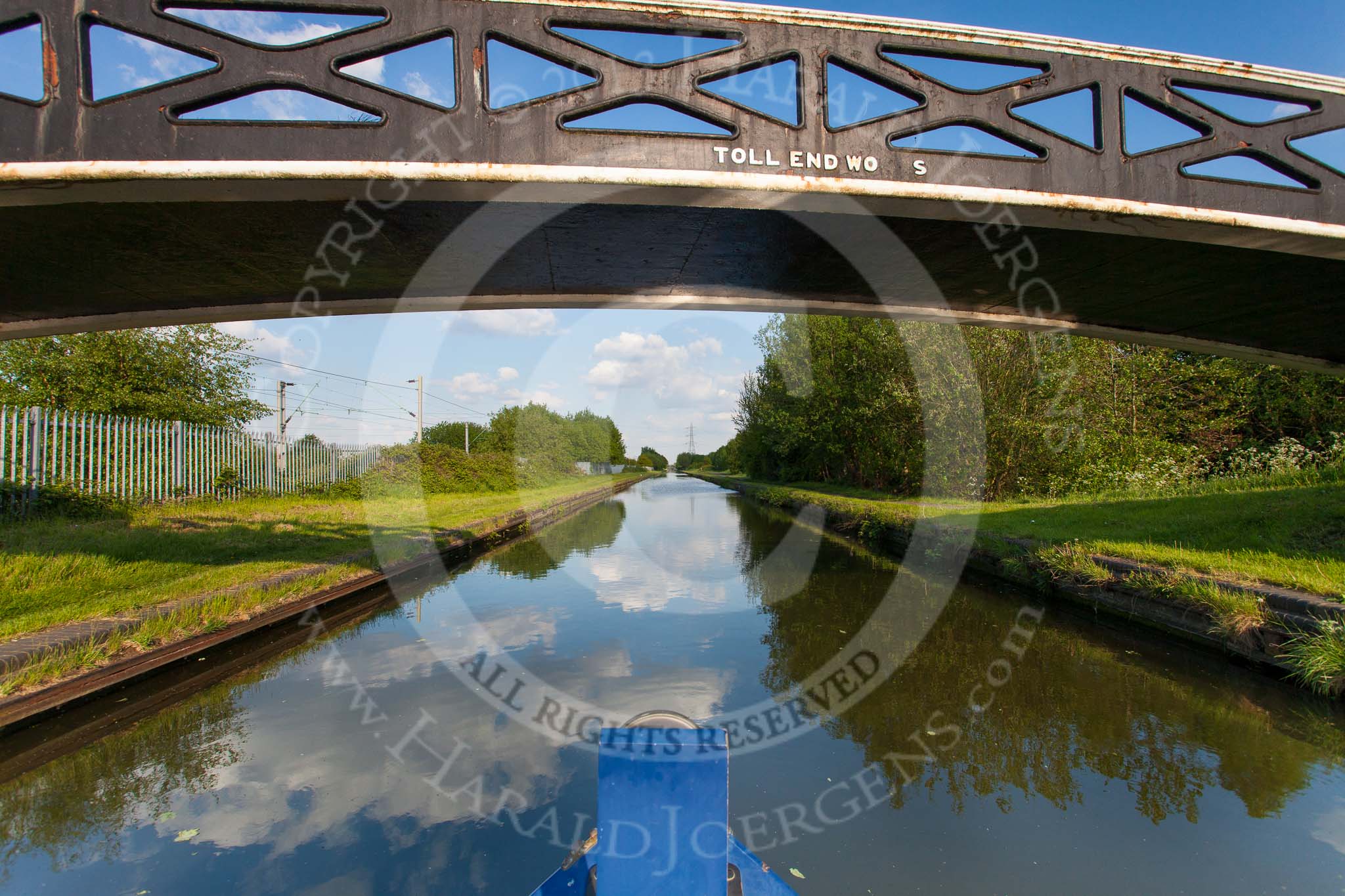 BCN Marathon Challenge 2013: "Toll End Works" cast iron footbridge over the BCN New Main Line at Tipton, next to Dudley Port Junction..
Birmingham Canal Navigation,


United Kingdom,
on 25 May 2013 at 18:35, image #288