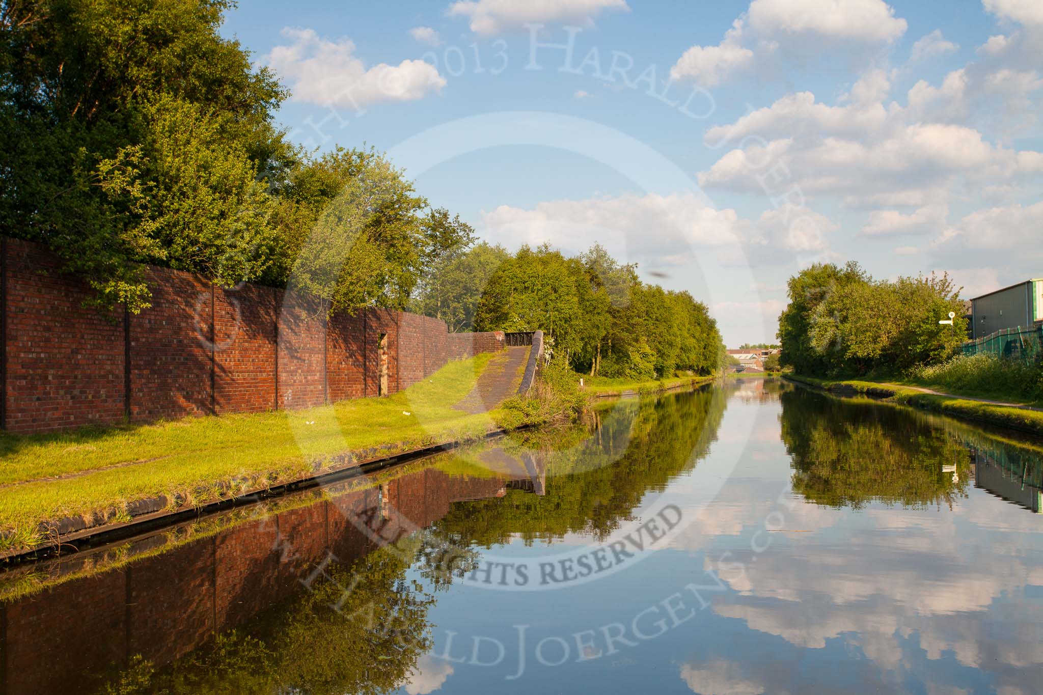 BCN Marathon Challenge 2013: Pudding Green Junction on the BCN New Main Line, with the Wednesbury Old Canal on the left..
Birmingham Canal Navigation,


United Kingdom,
on 25 May 2013 at 18:54, image #299