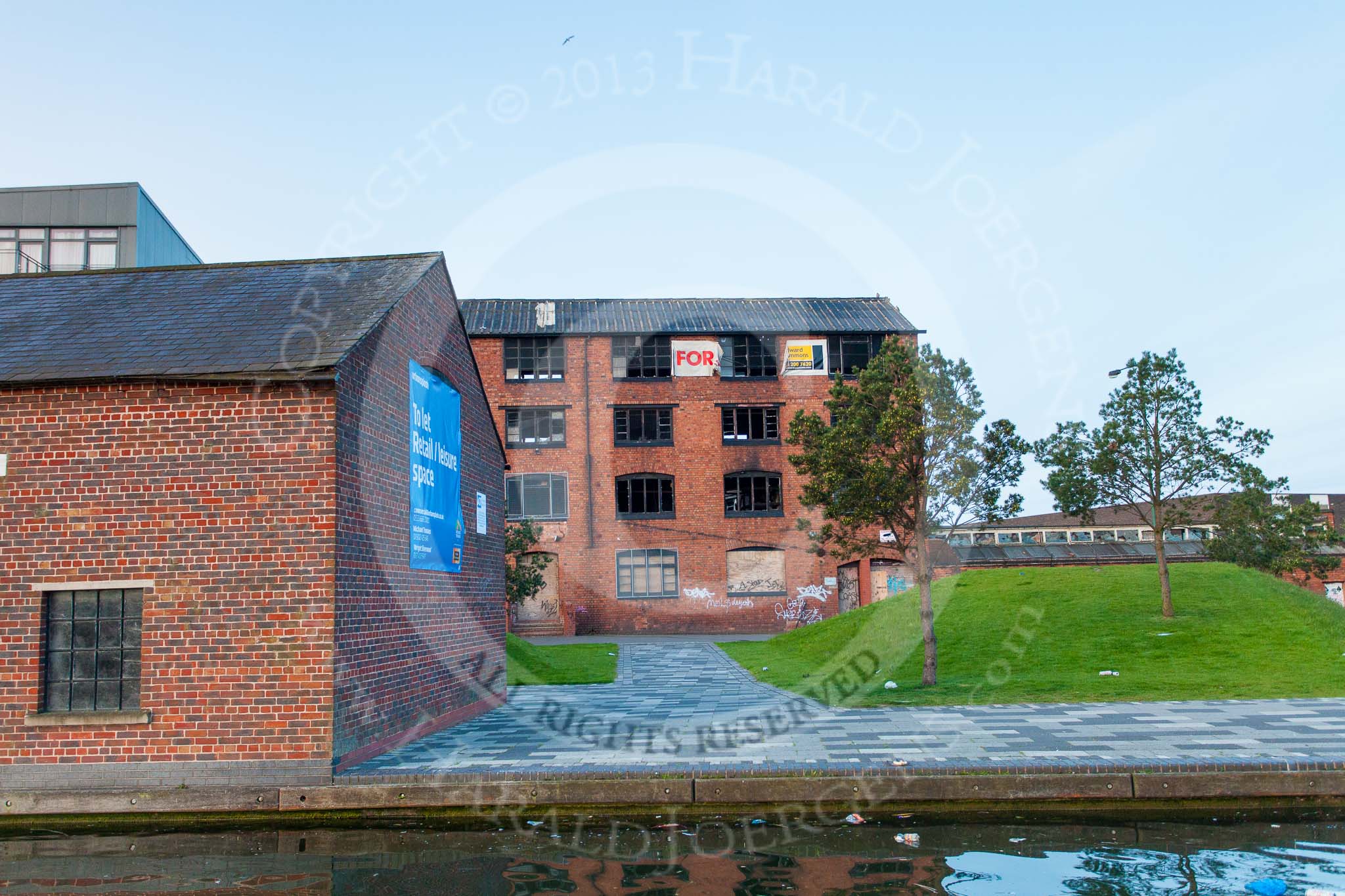 BCN Marathon Challenge 2013: Fire-damaged canal warehouse at Walsall Town Wharf..
Birmingham Canal Navigation,


United Kingdom,
on 26 May 2013 at 05:01, image #334