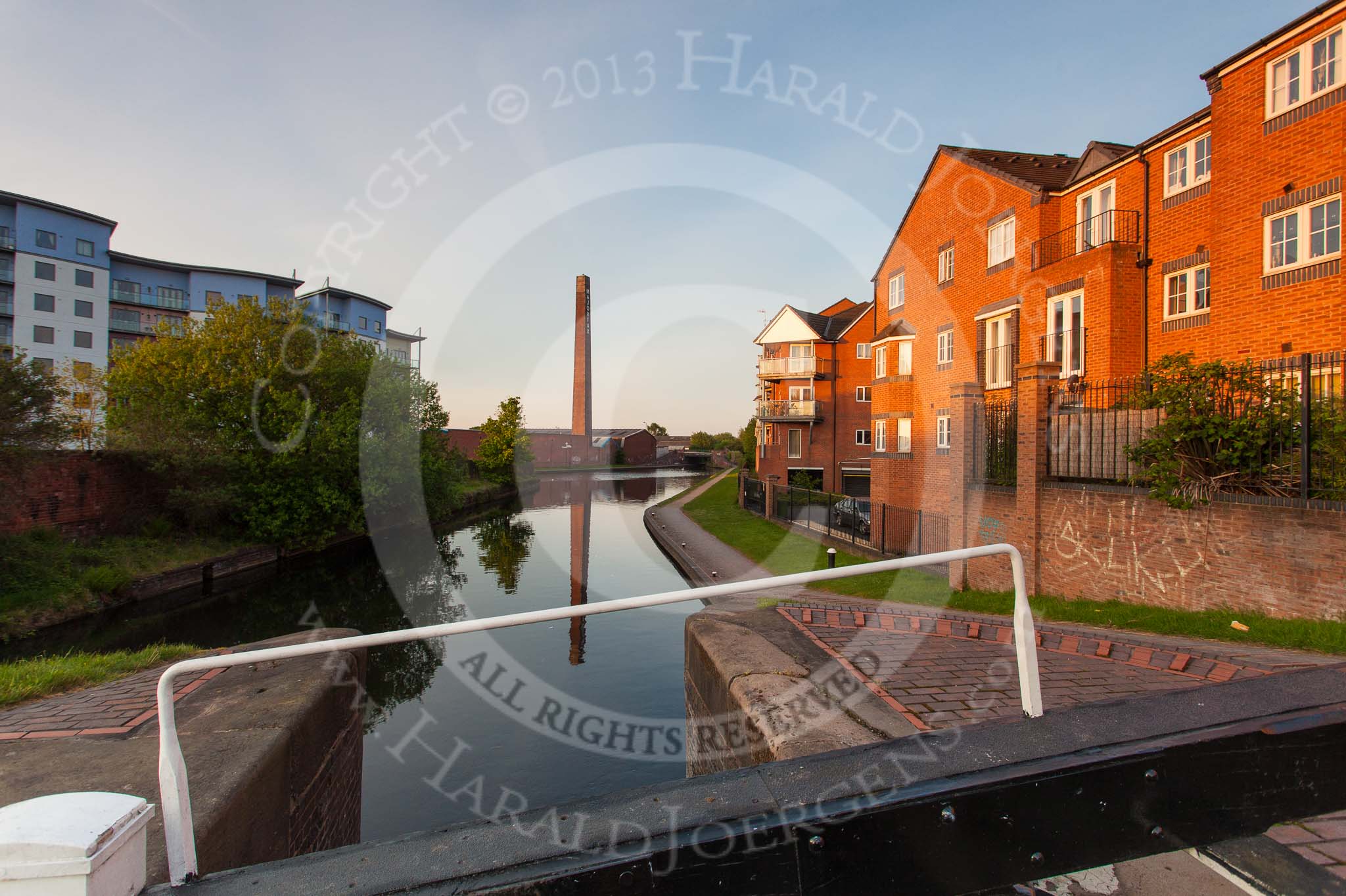 BCN Marathon Challenge 2013: Looking back at Walsall Junction from Walsall Bottom (no. 8) Lock, with the Waterfront South housing development at Charles Street on the left, and new houses at Waterfront Way on the left..
Birmingham Canal Navigation,


United Kingdom,
on 26 May 2013 at 05:22, image #341