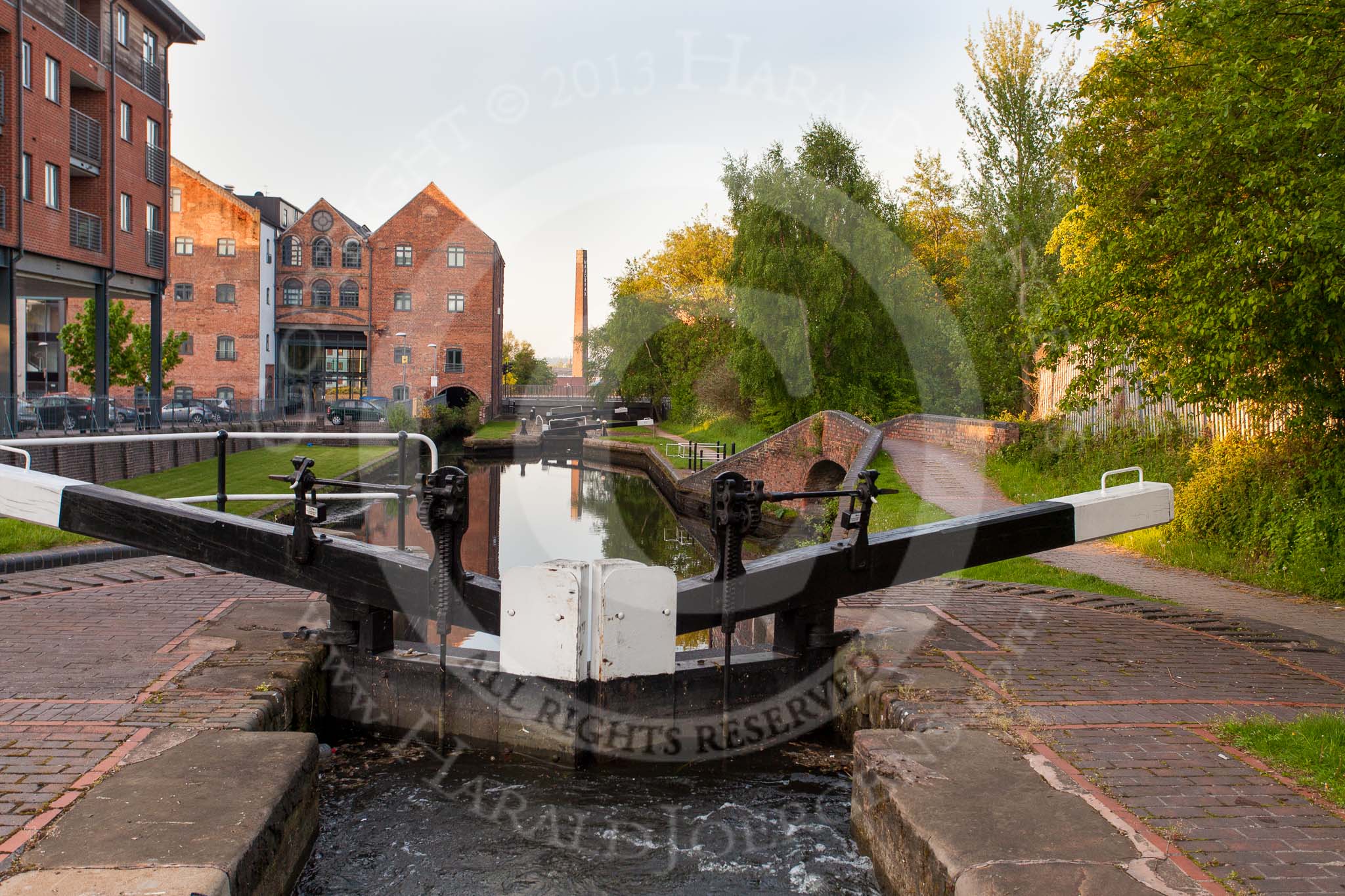 BCN Marathon Challenge 2013: Walsall No. 8 lock, the bottom lock of the eight Walsall Locks, seen from the No. 7 Lock, with Albion Flour Mill next to the bottom lock. The factory bridge on the right once served local foundries..
Birmingham Canal Navigation,


United Kingdom,
on 26 May 2013 at 05:38, image #343