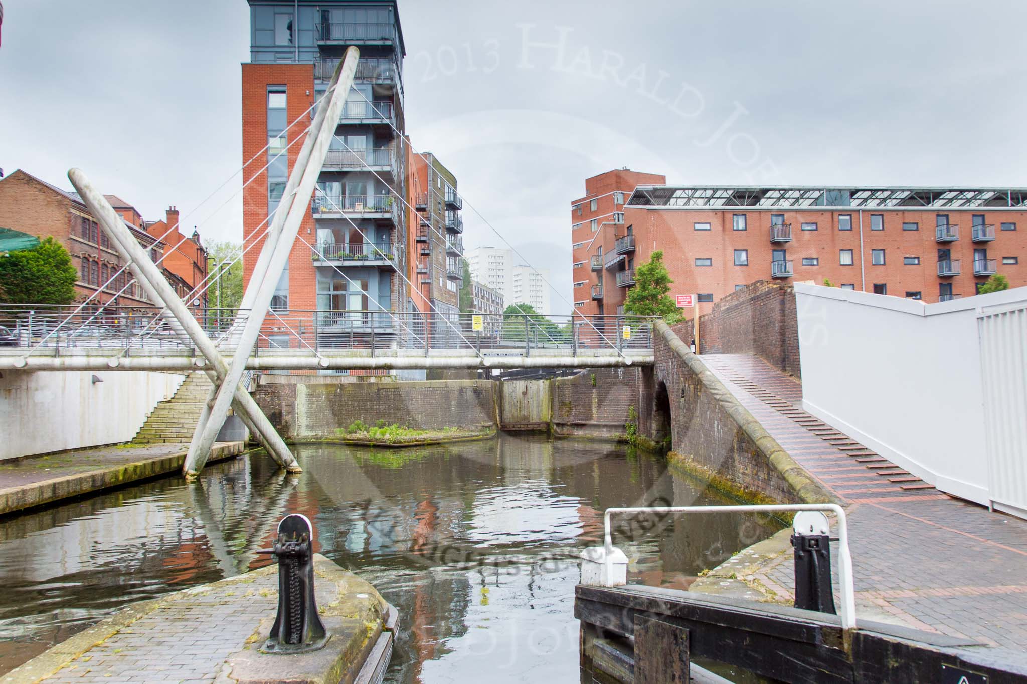 BCN Marathon Challenge 2014: A very modern footbridge over the Birmingham & Fazeley Canal at the Farmers Bridge locks, with old industry on the right. The factory bridge on the right used once served a saw mill..
Birmingham Canal Navigation,


United Kingdom,
on 23 May 2014 at 14:20, image #23