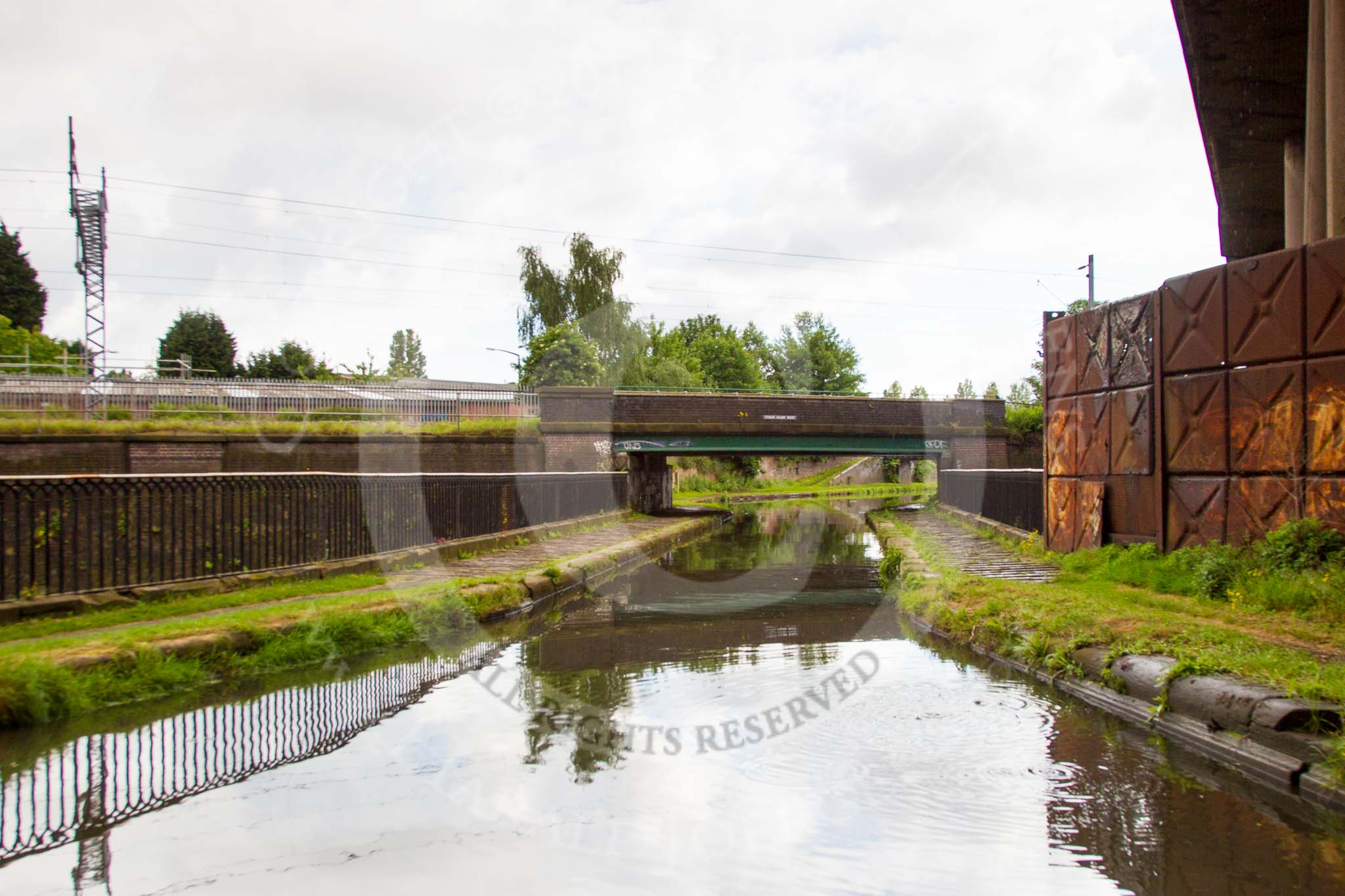BCN Marathon Challenge 2014: The Old Main Line passes the New Main Line at the Stewart Aqueduct before passing under the railway bridge.
Birmingham Canal Navigation,


United Kingdom,
on 24 May 2014 at 18:09, image #175