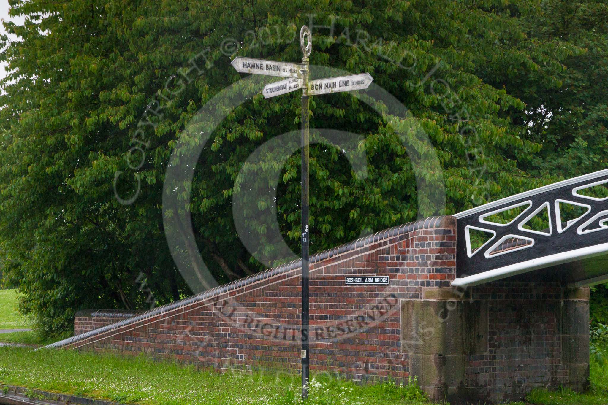 BCN Marathon Challenge 2014: Signpost at Windmill End Junction of the Dudley No 1 and No 2 Canal. It reads "Stourbridge 8 1/2 miles 25 locks", "Hawne Basin 2 1/4 miles", and "BCN Main Line 3 miles".
Birmingham Canal Navigation,


United Kingdom,
on 25 May 2014 at 06:36, image #201