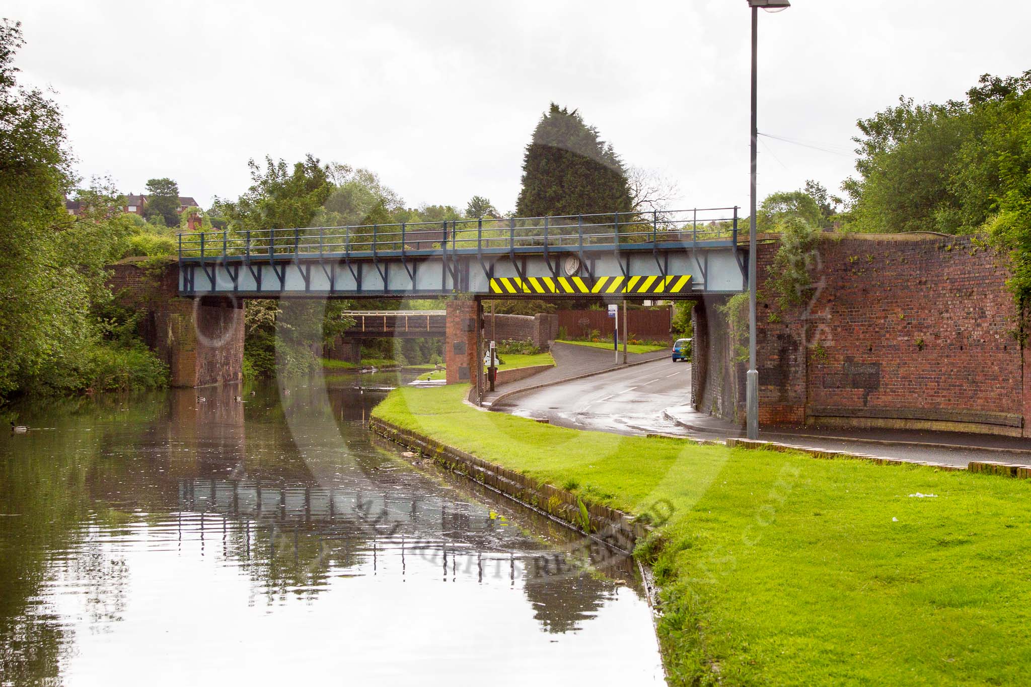 BCN Marathon Challenge 2014: Railway- and road bridge on the Dudley No 2 Canal close to Gosty Hill Tunnel, with the adjacent Station Road almost at canal level.
Birmingham Canal Navigation,


United Kingdom,
on 25 May 2014 at 11:18, image #230