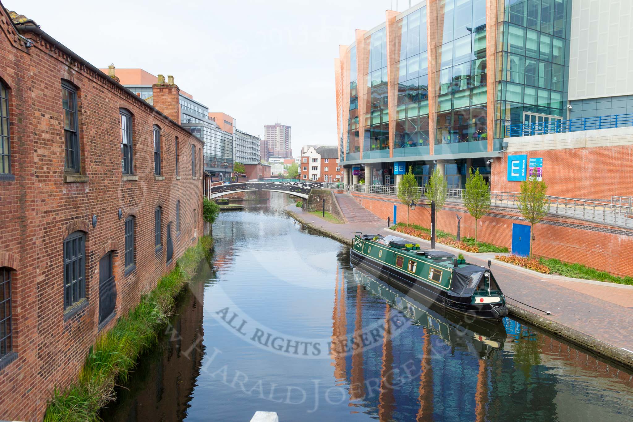BCN 24h Marathon Challenge 2015: Old Turn Junction seem from the Birmingham & Fazeley Canal, with an old warehouse on the left, and the modern Barcleycard Arena on the right.
Birmingham Canal Navigations,



on 23 May 2015 at 08:21, image #5