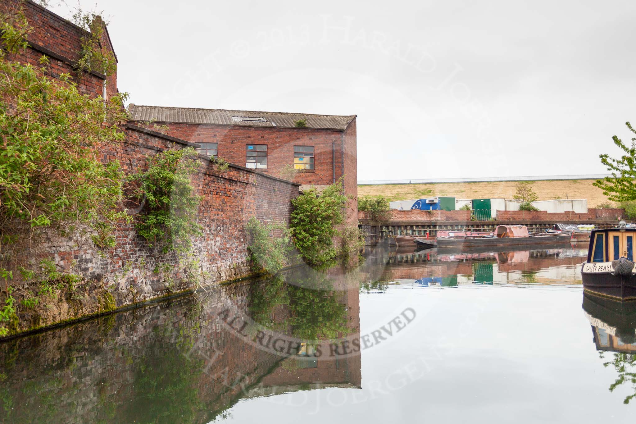 BCN 24h Marathon Challenge 2015: Old industry on the left, where a building seems to be in use despite a tree growing on the roof, at Icknield Port Loop. Ahead is the dam of Rotton Park Reservoir..
Birmingham Canal Navigations,



on 23 May 2015 at 08:49, image #16