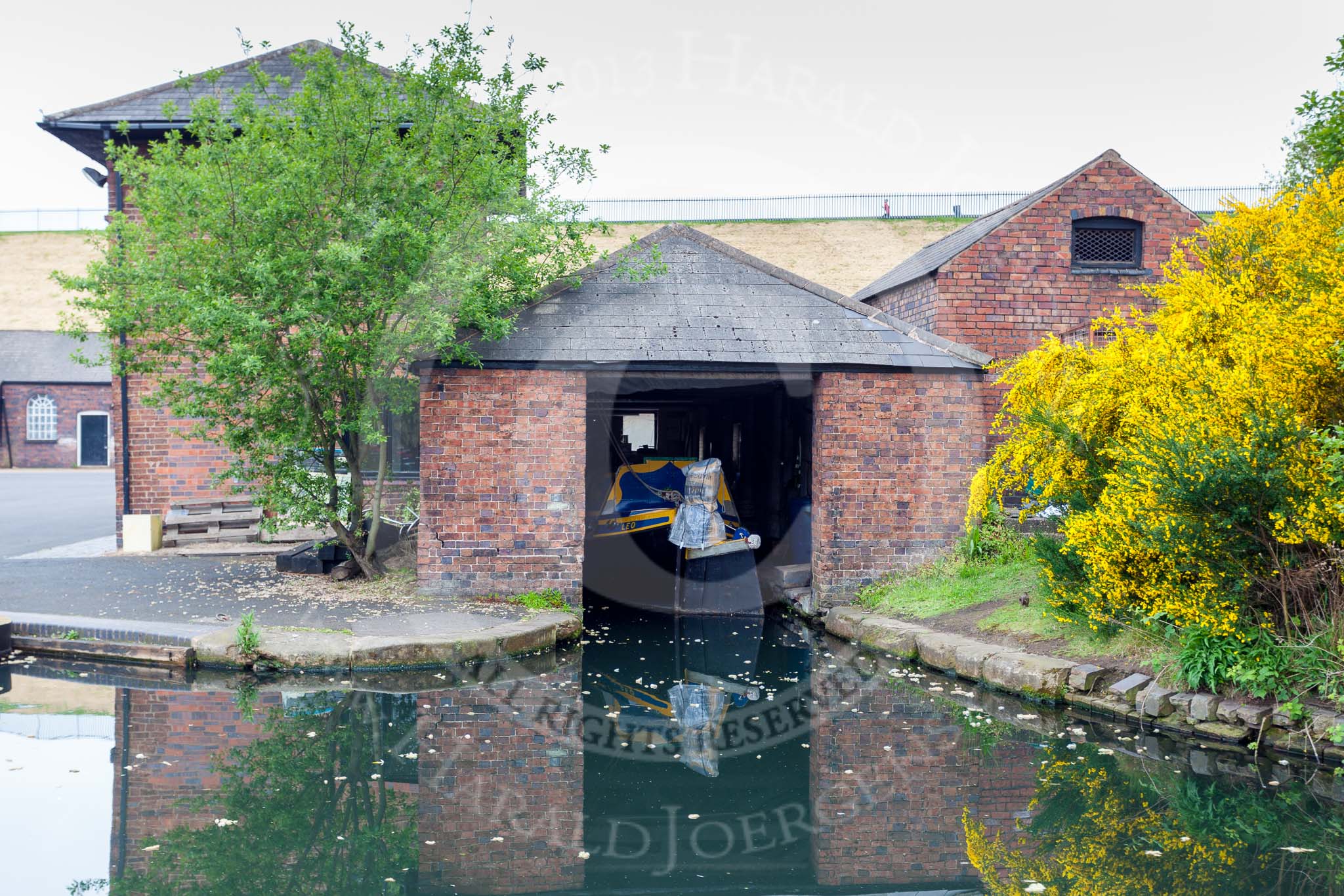 BCN 24h Marathon Challenge 2015: Hisoric butty "Leo", in British Waterways colours, at the Canal and River Trust maintenavce depot Icknield Port..
Birmingham Canal Navigations,



on 23 May 2015 at 08:51, image #20