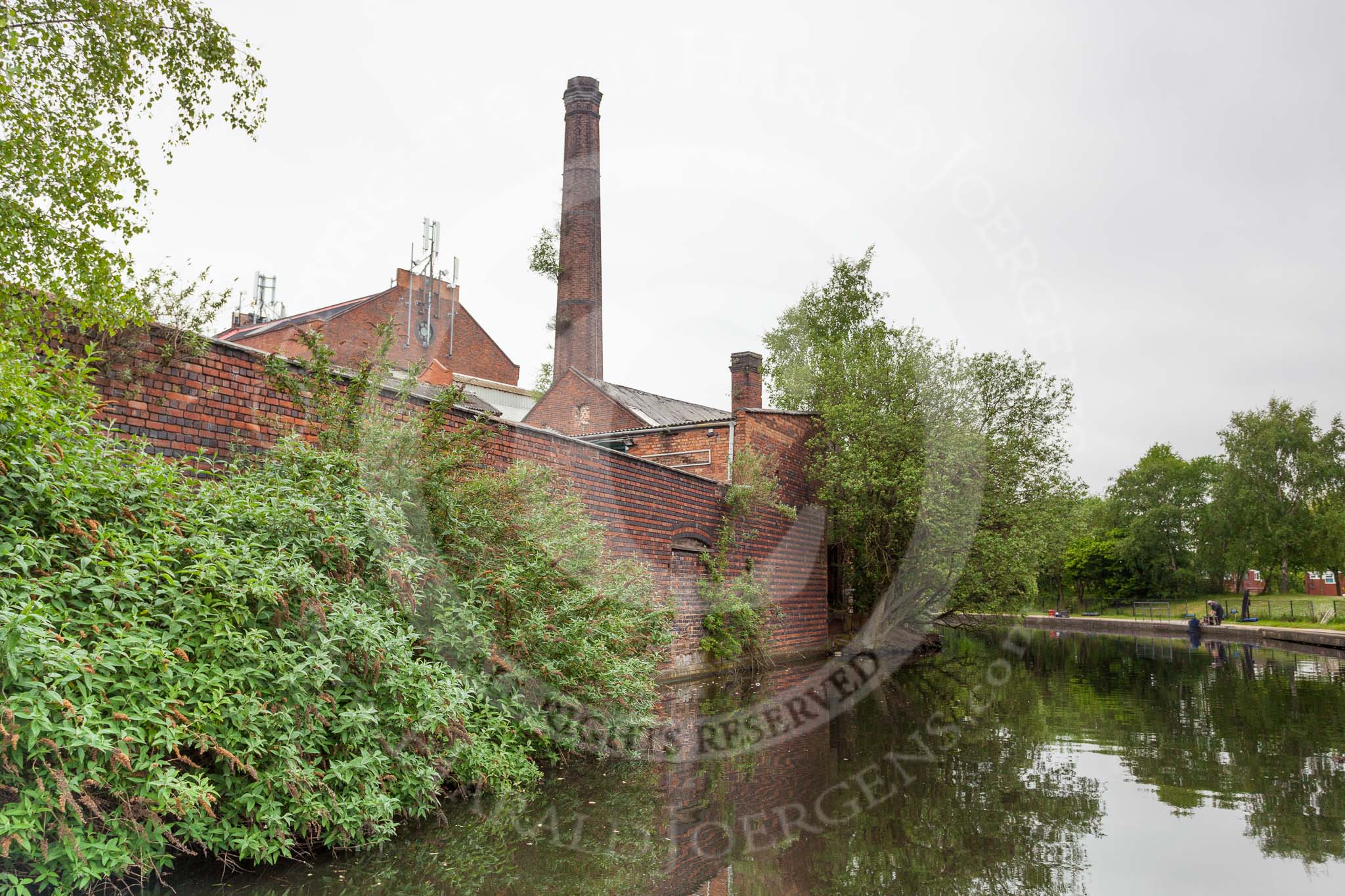 BCN 24h Marathon Challenge 2015: The factory on the left seems to have used the canal for transport. Now it is used to hold mobile phone transmitters..
Birmingham Canal Navigations,



on 23 May 2015 at 09:05, image #31
