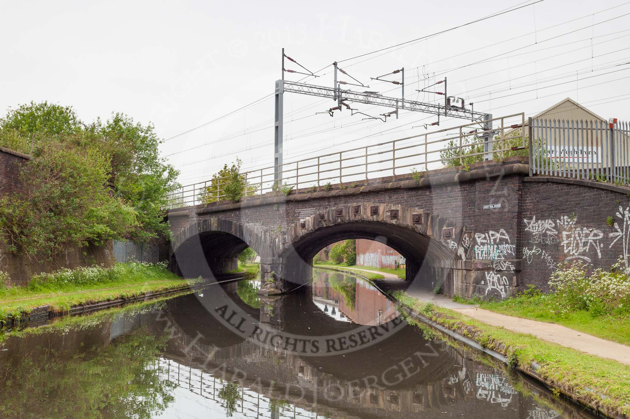 BCN 24h Marathon Challenge 2015: Avery Rail Bridge over the BCN New Main Line. The bridge is also called Soho Rail Bridge. Parallel to the canal on the right was a small loop than ran past Soho Foundry. The company was later aquired by Avery, and the loop became Avery's Basin.
Birmingham Canal Navigations,



on 23 May 2015 at 09:57, image #46