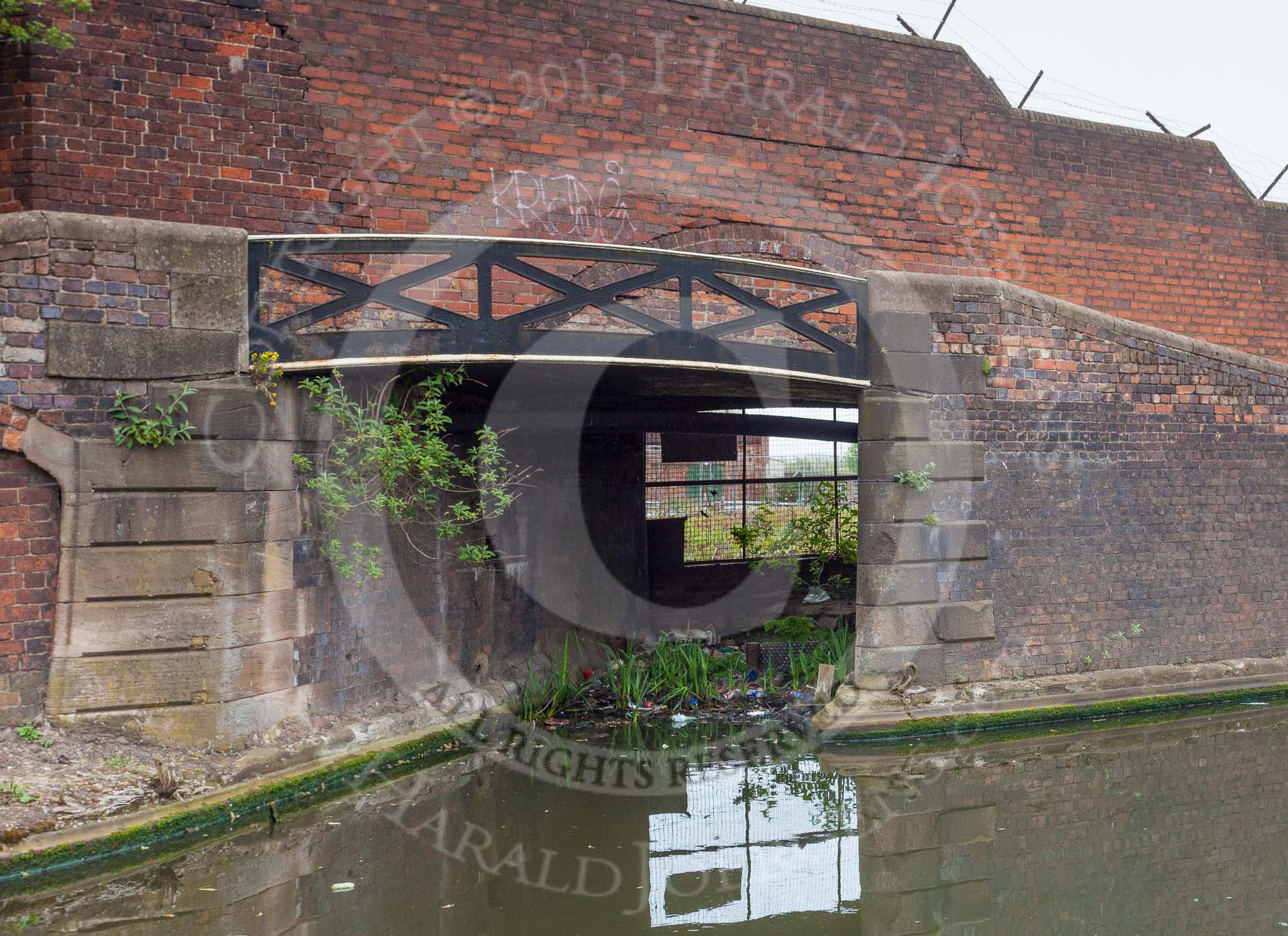 BCN 24h Marathon Challenge 2015: The eastern end of a small loop that once served Soho Foundy, and later became Avery's Basin.
Birmingham Canal Navigations,



on 23 May 2015 at 10:01, image #50
