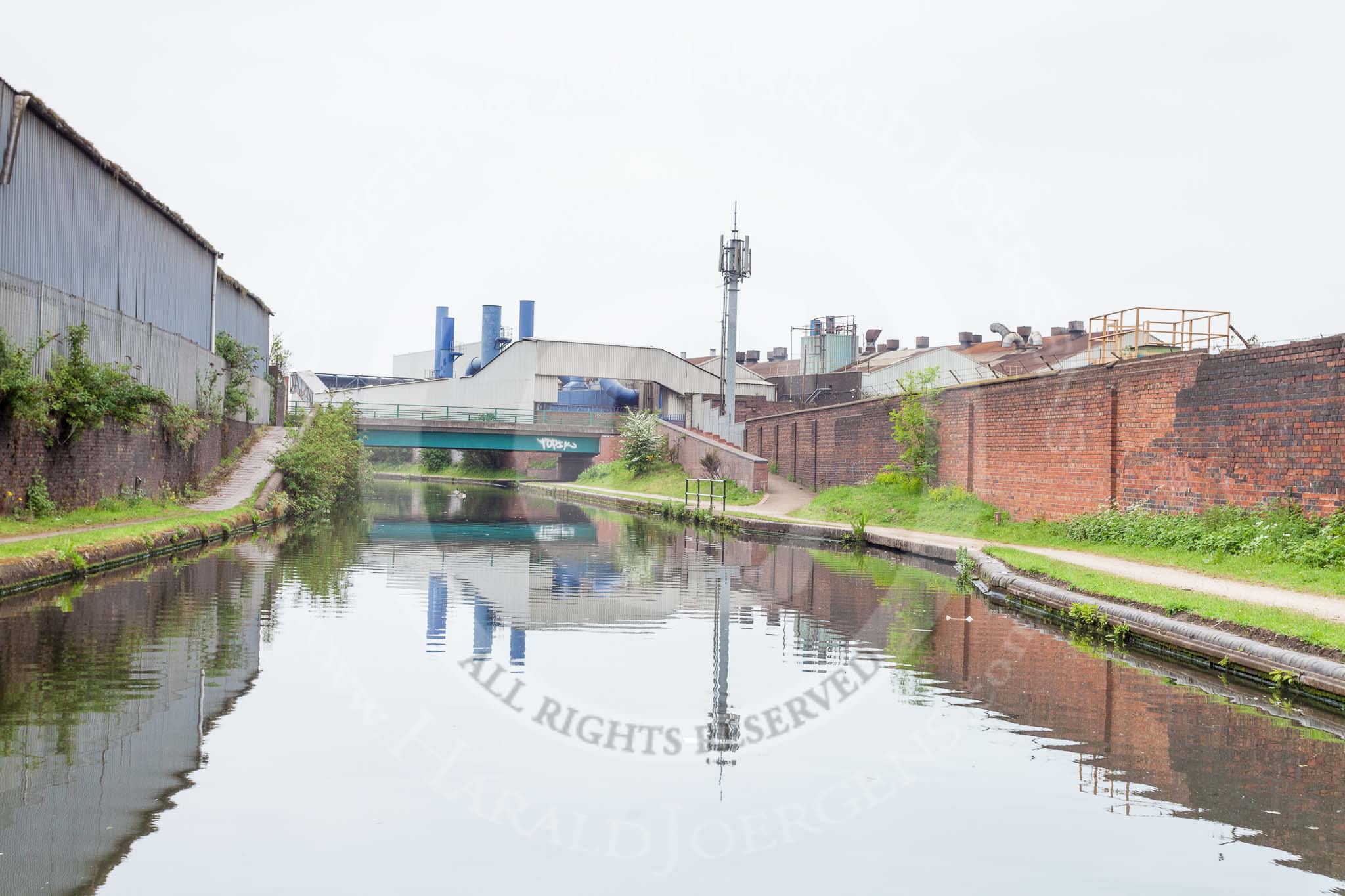 BCN 24h Marathon Challenge 2015: BCN New Main Line at Rabone Lane Bridge, with French Walls Basin Bridge on the left. Almost opposite, on the right, is the site of a former basin that served gas works.
Birmingham Canal Navigations,



on 23 May 2015 at 10:02, image #51