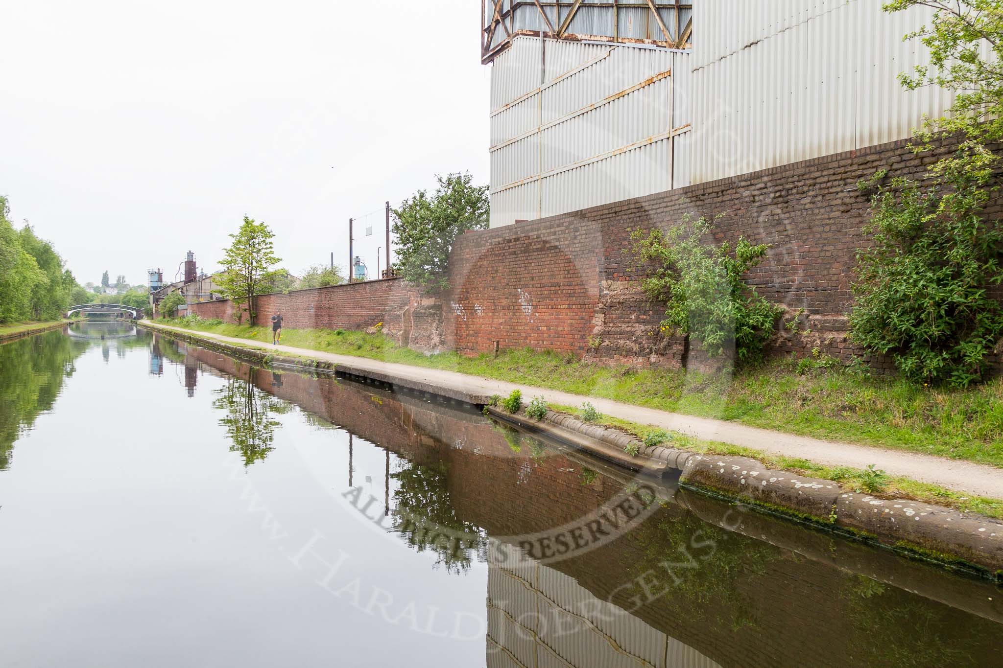 BCN 24h Marathon Challenge 2015: On the right is the former entrance to a canal arm serving Darcast Foundries. A small loop ran parallel to the canal, and joined again shortly before the bridge..
Birmingham Canal Navigations,



on 23 May 2015 at 10:04, image #53