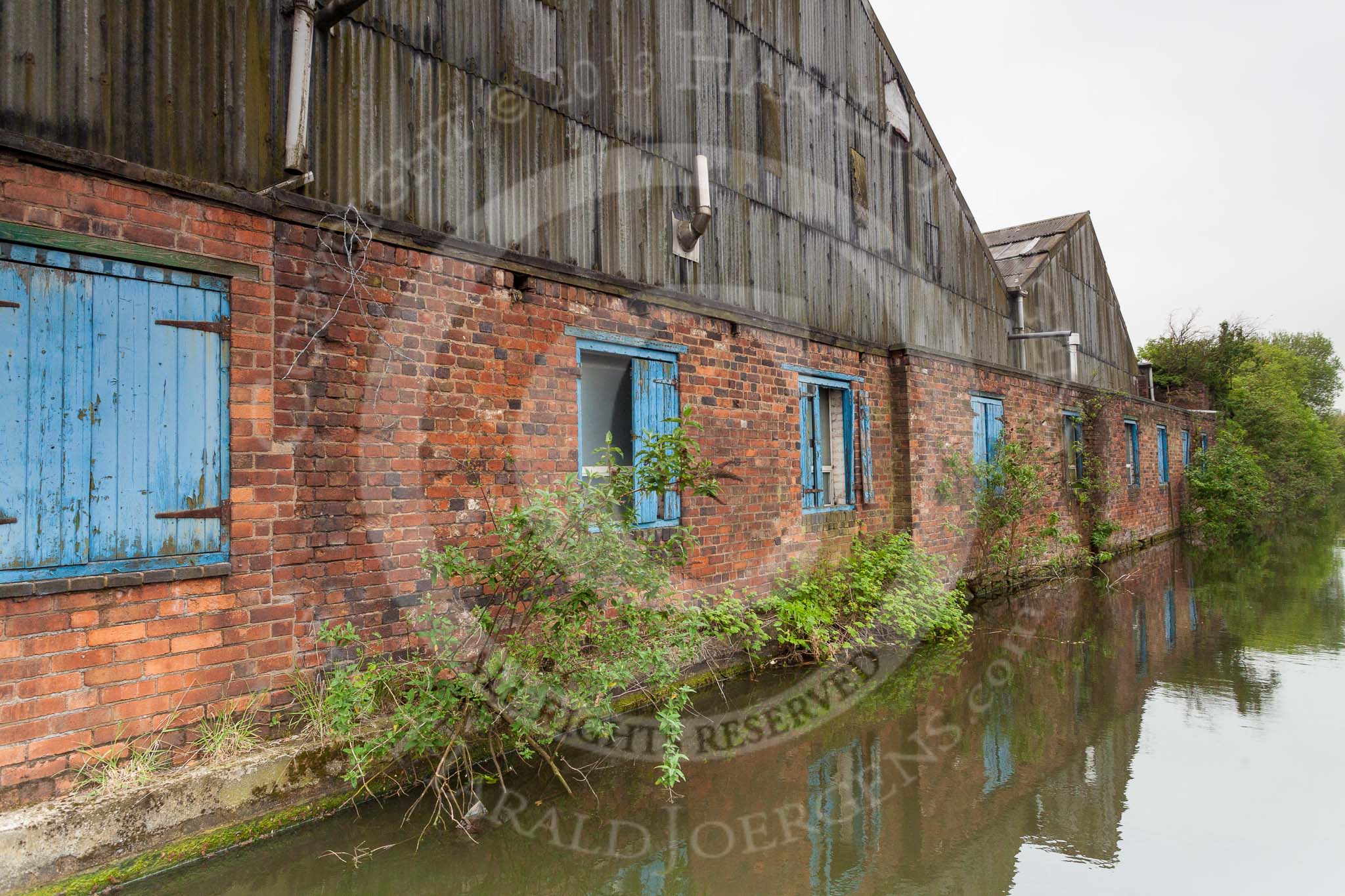 BCN 24h Marathon Challenge 2015: An old factory at the BCN Engine Arrm that seems to be in use, despite the slightly derelict state.
Birmingham Canal Navigations,



on 23 May 2015 at 10:59, image #79