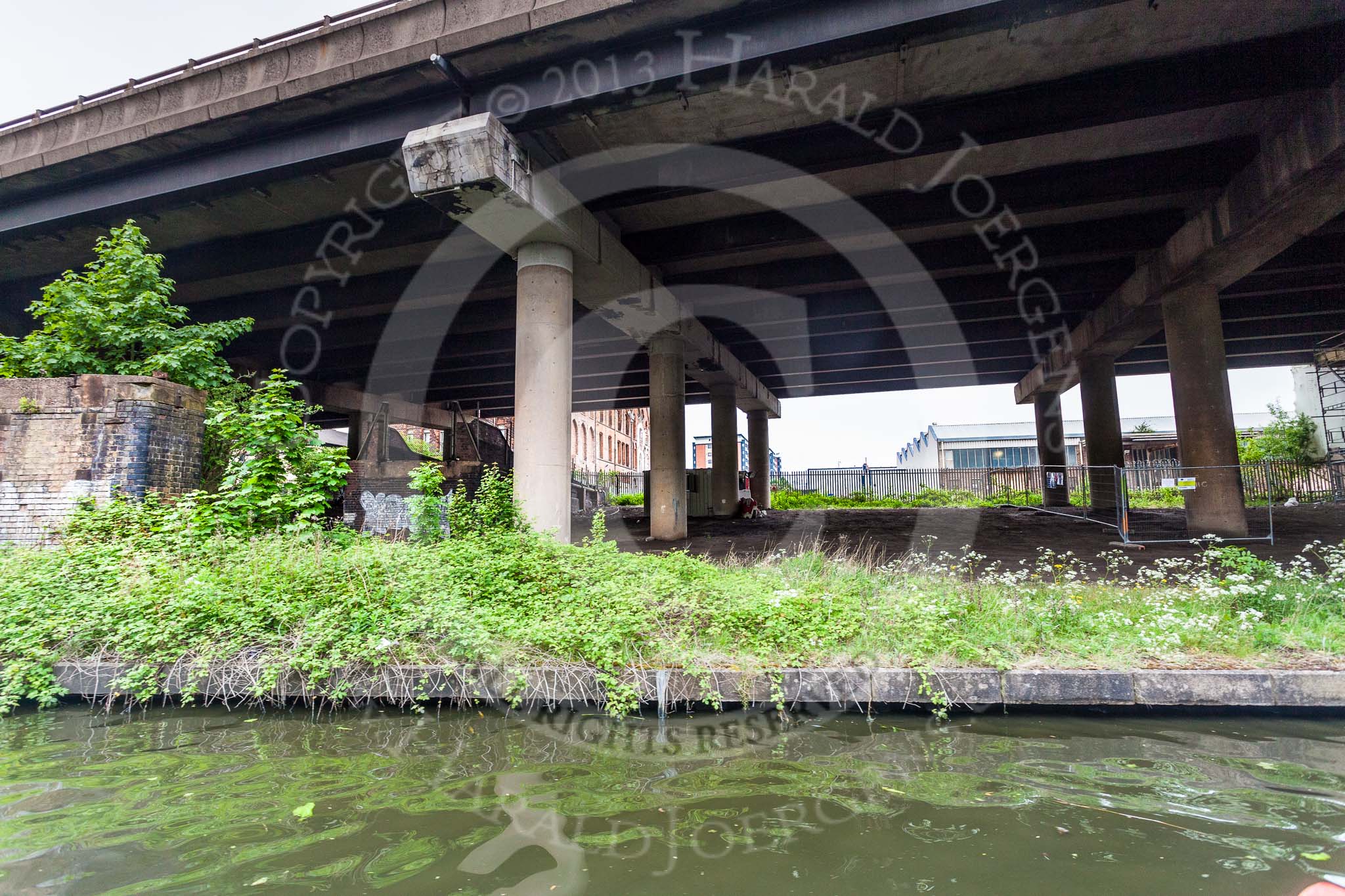 BCN 24h Marathon Challenge 2015: BCN scenery: Behind the motorway old industry on the left, newer industry on the right, and the remains of al older bridge that once spanned the canal under the motorway..
Birmingham Canal Navigations,



on 23 May 2015 at 11:40, image #92