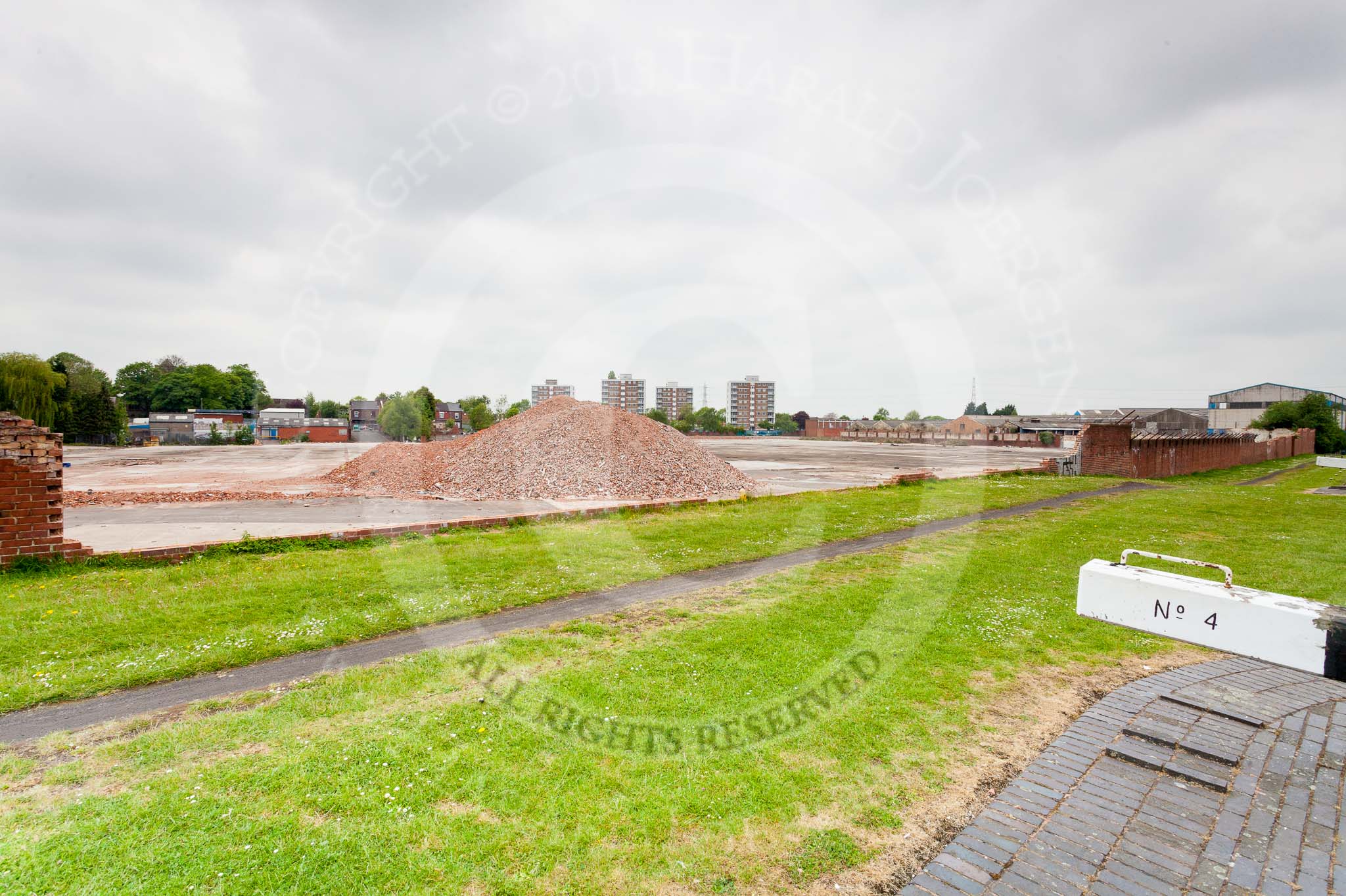 BCN 24h Marathon Challenge 2015: In 2014 a derelict factory stood at this, now cleared, site at Ryders Green lock No 4.
Birmingham Canal Navigations,



on 23 May 2015 at 13:47, image #116