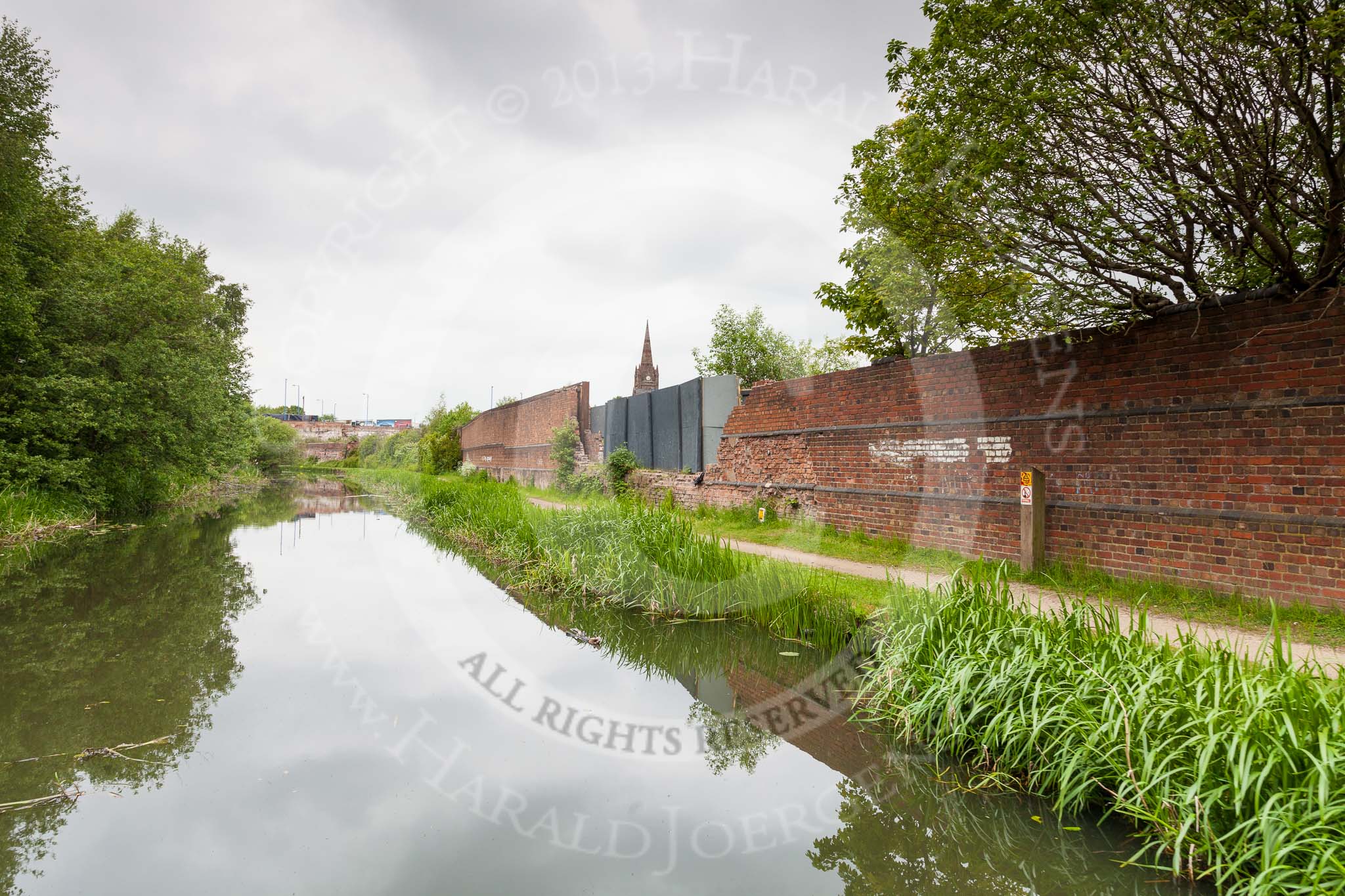 BCN 24h Marathon Challenge 2015: Peaceful scene with old factory walls on the Walsall Canal, on the the sire of a church in Darlsaston.
Birmingham Canal Navigations,



on 23 May 2015 at 15:48, image #127
