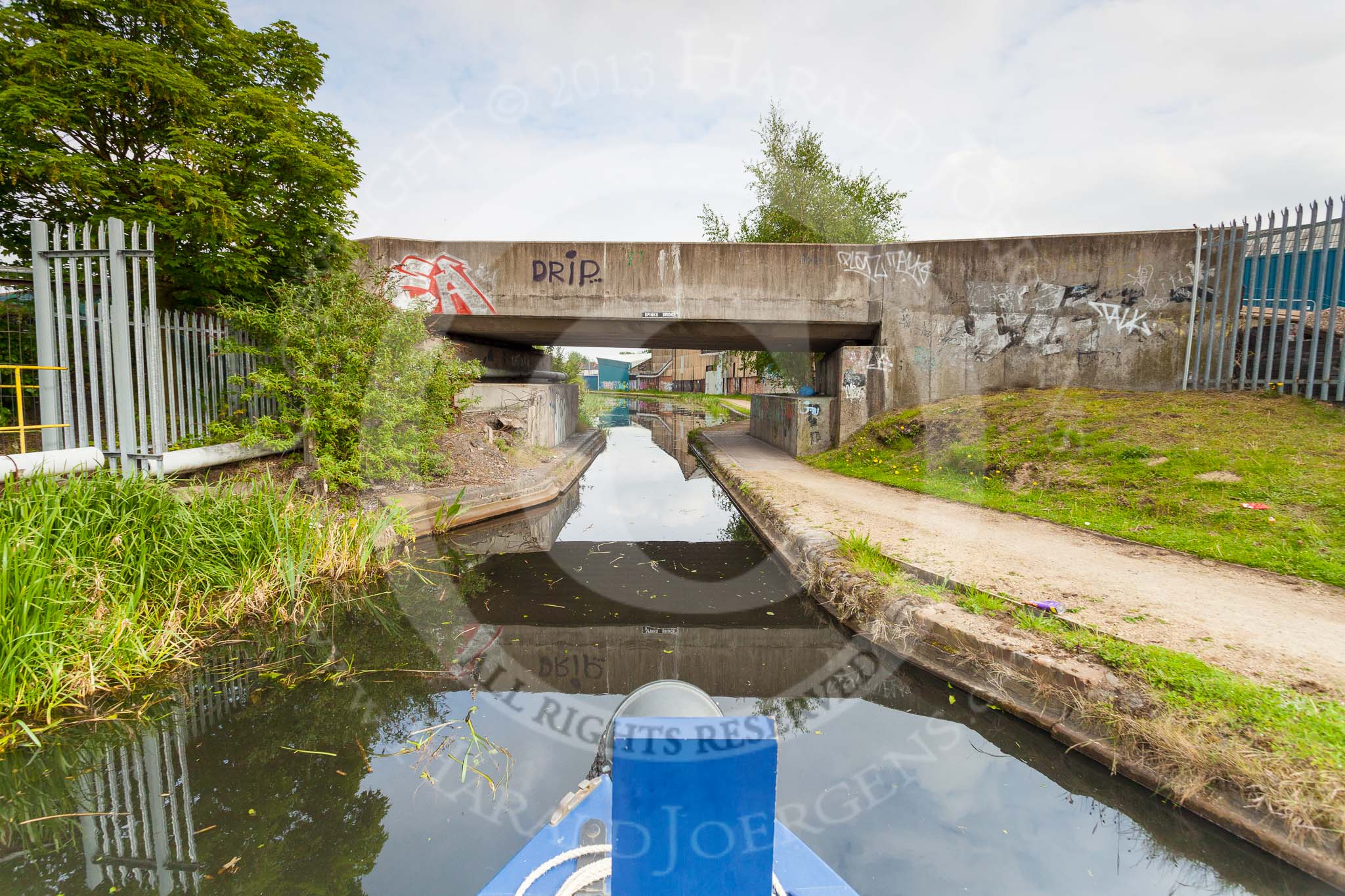 BCN 24h Marathon Challenge 2015: A concrete bridge between two industrial sites that both have disappeared, on the Walsall Canal near the M6.
Birmingham Canal Navigations,



on 23 May 2015 at 17:03, image #139