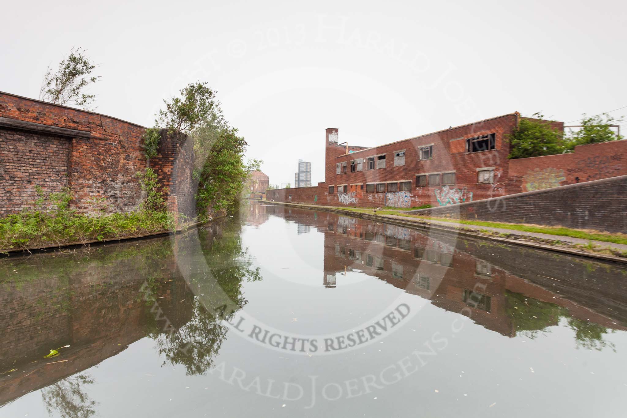 BCN 24h Marathon Challenge 2015: Old industry in a bad state on the BCN Main Line at Horseley Fields Junction.
Birmingham Canal Navigations,



on 24 May 2015 at 08:18, image #170