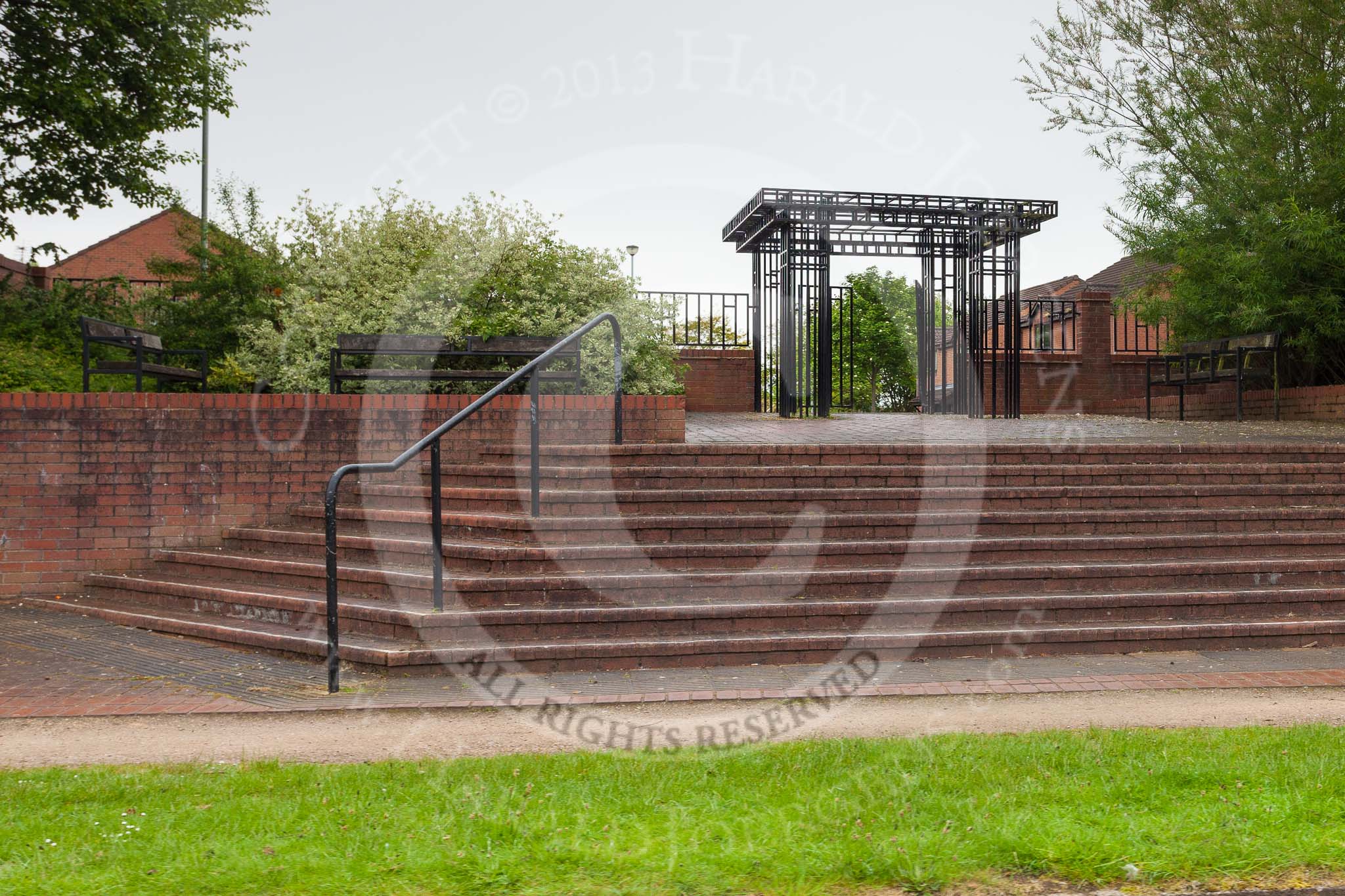 BCN 24h Marathon Challenge 2015: Modern gateway between the BCN Main Line and a housing estate near Millfields Road.
Birmingham Canal Navigations,



on 24 May 2015 at 08:55, image #177