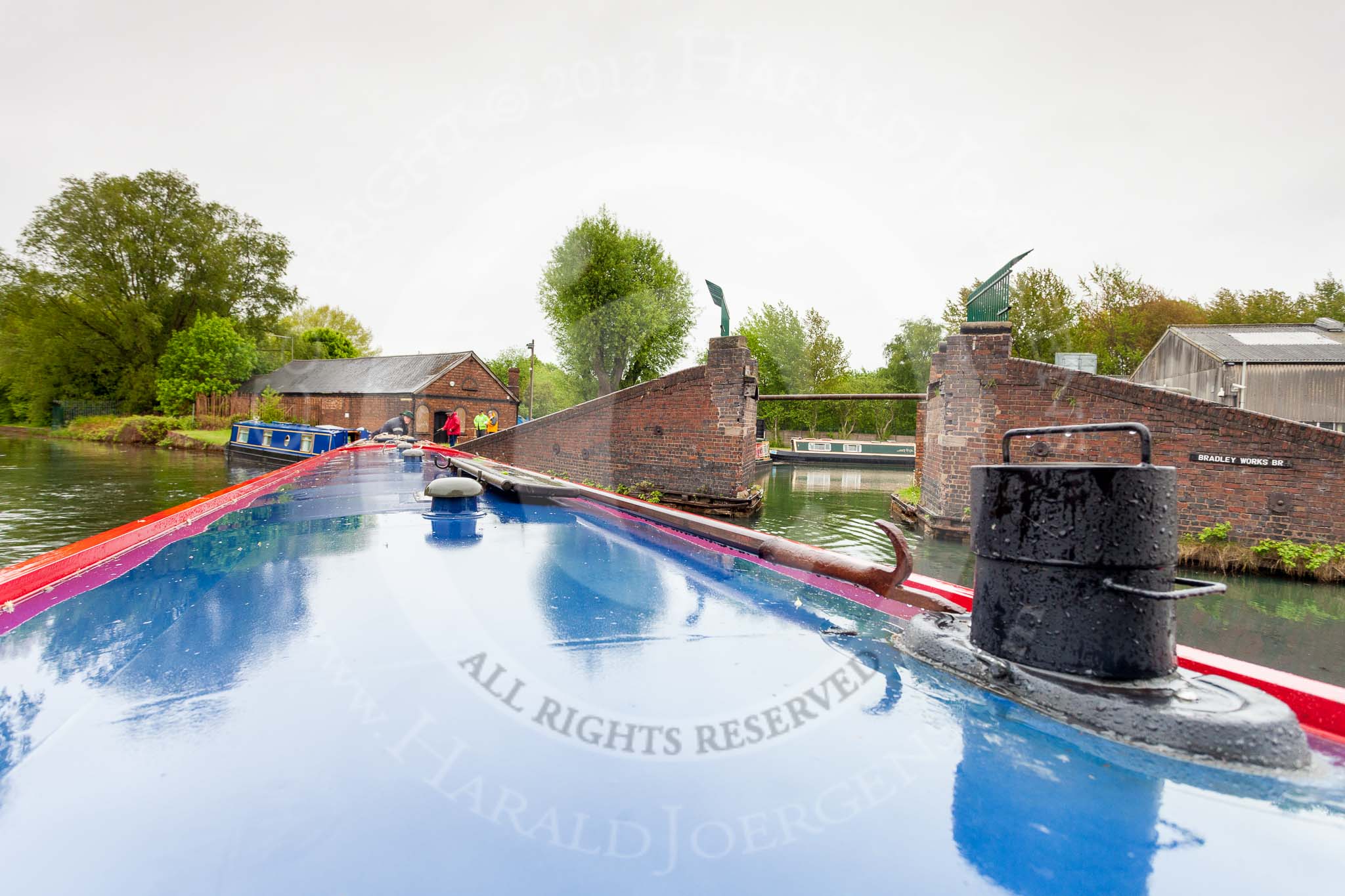 BCN 24h Marathon Challenge 2015: Charley Johnston is steering "Felonious Mongoose" into the basin at Bradley Workshops, the finish of the 2015 BCN Marathon Challenge. The wide able lens used makes the boat appear slight longer.
Birmingham Canal Navigations,



on 24 May 2015 at 09:53, image #188