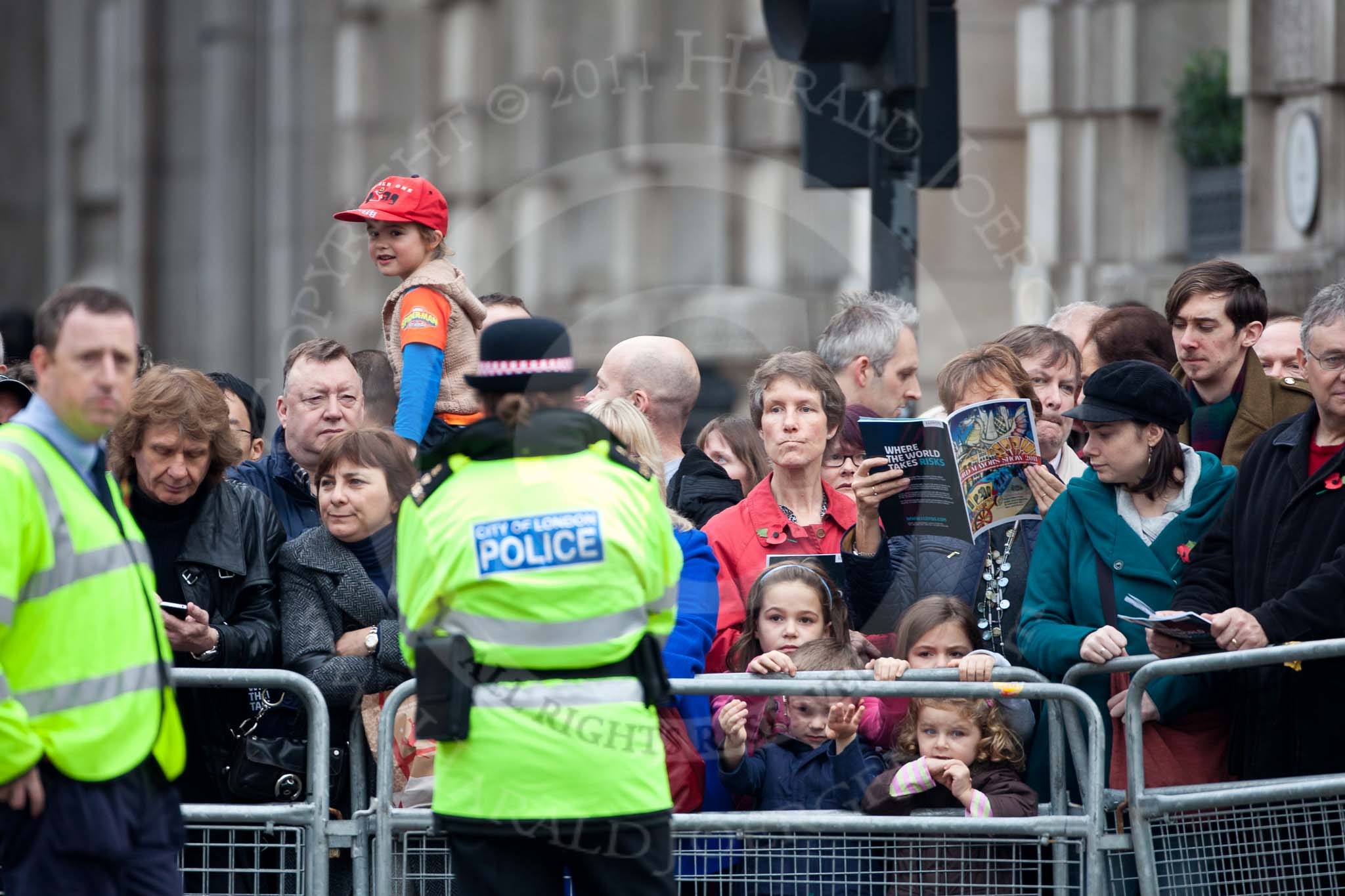 The Lord Mayor's Show 2011: Spectators watching the event from Threadneedle Street..
Opposite Mansion House, City of London,
London,
-,
United Kingdom,
on 12 November 2011 at 10:58, image #62