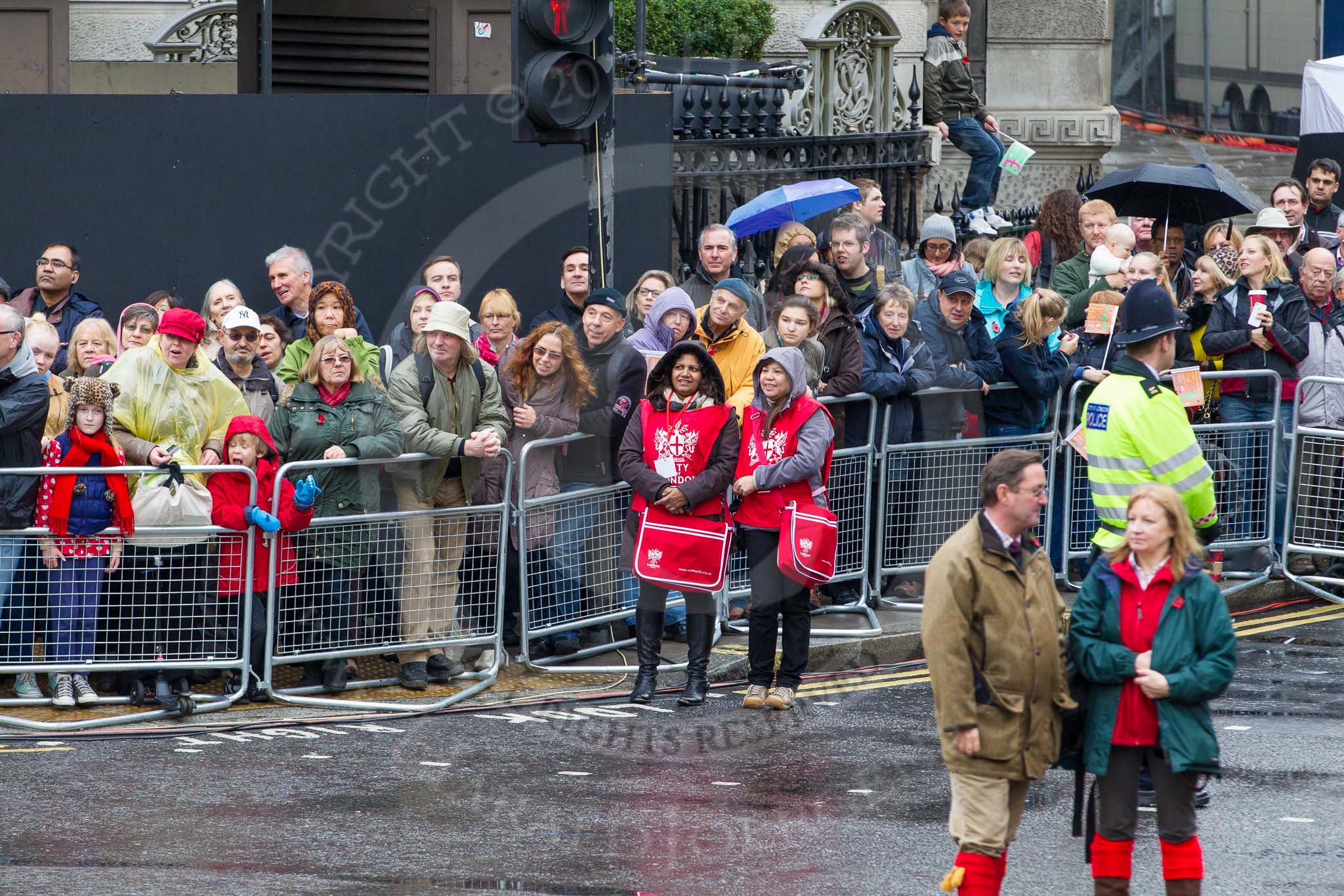 Lord Mayor's Show 2012: Spectators watching the event in front of Banks underground station..
Press stand opposite Mansion House, City of London,
London,
Greater London,
United Kingdom,
on 10 November 2012 at 11:15, image #548