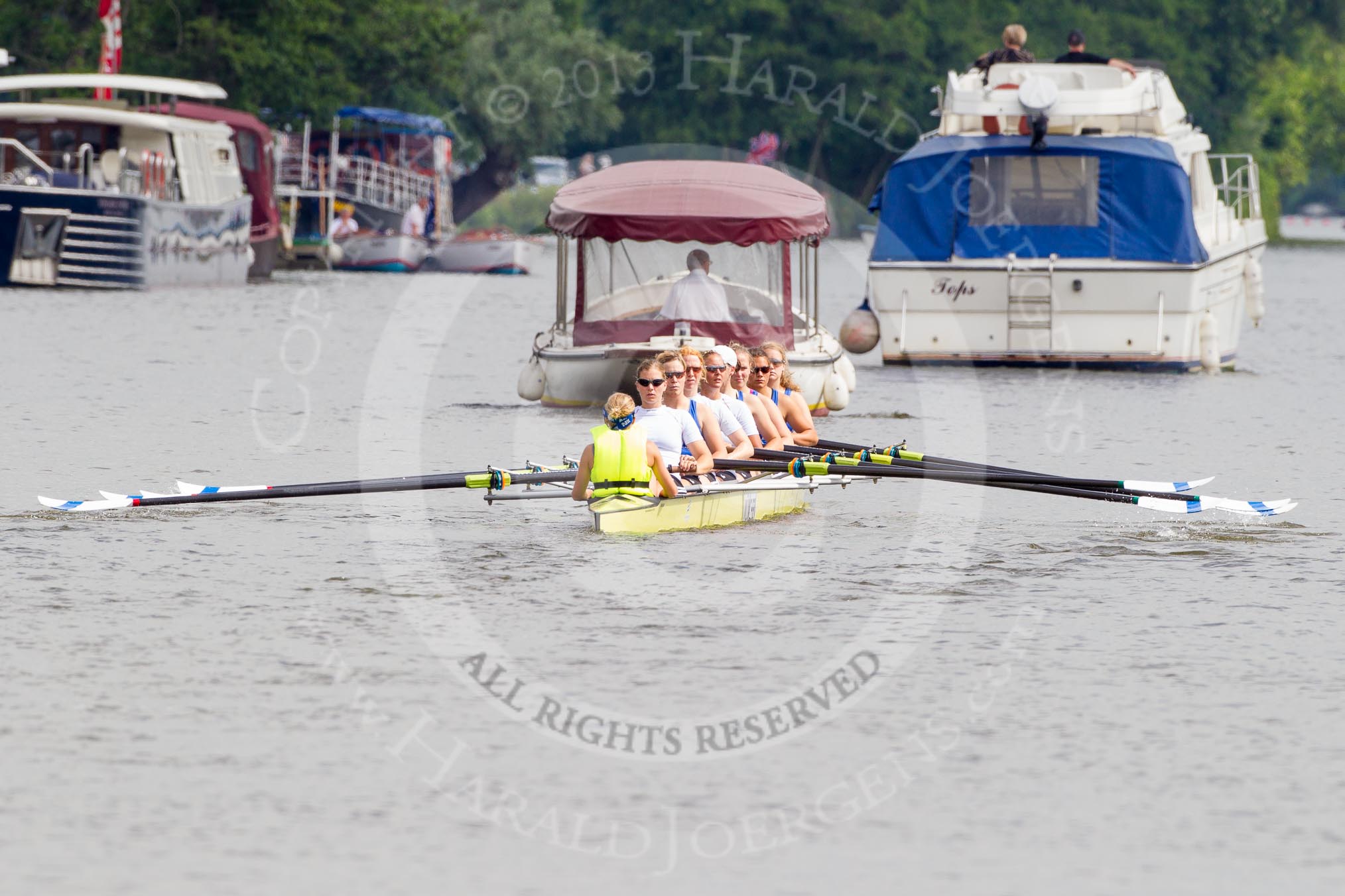 Henley Royal Regatta 2012 (Thursday): The Eight from Muenchener Ruderclub von 1880 e.V. und Huerther Rudergesellschaft, Germany, on the way to the start.
River Thames beteen Henley-on-Thames and Remenham/Temple Island ,
Henley-on-Thames,
Oxfordshire,
United Kingdom,
on 28 June 2012 at 10:34, image #102