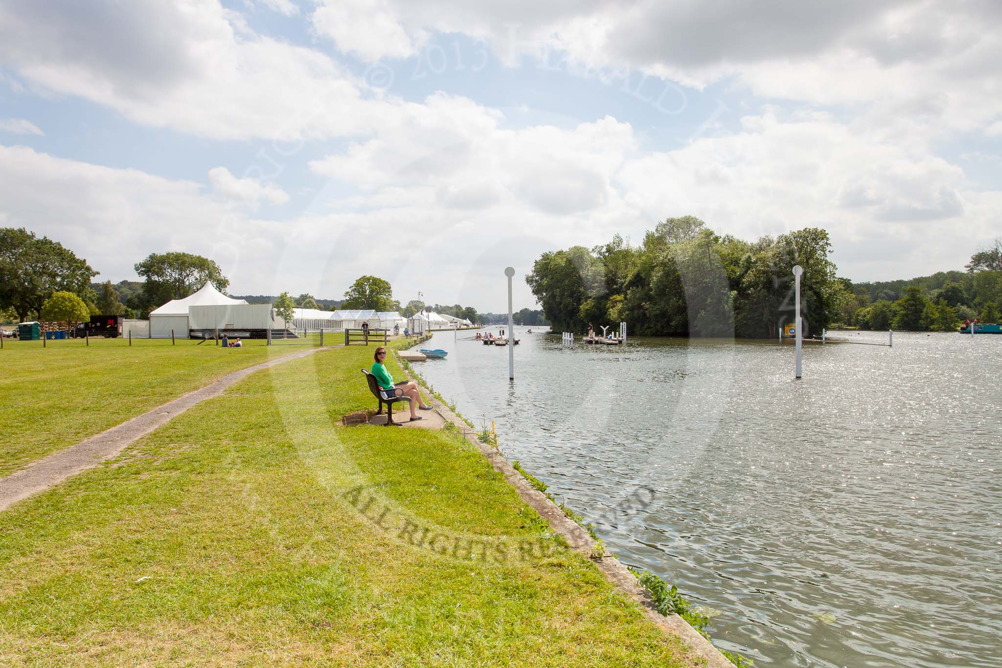 Henley Royal Regatta 2013 (Monday): The HRR race course seen from the south - the start is at the two pontoons on the left of Temple Island..
River Thames between Henley and Temple Island,
Henley-on-Thames,
Berkshire,
United Kingdom,
on 01 July 2013 at 15:08, image #29