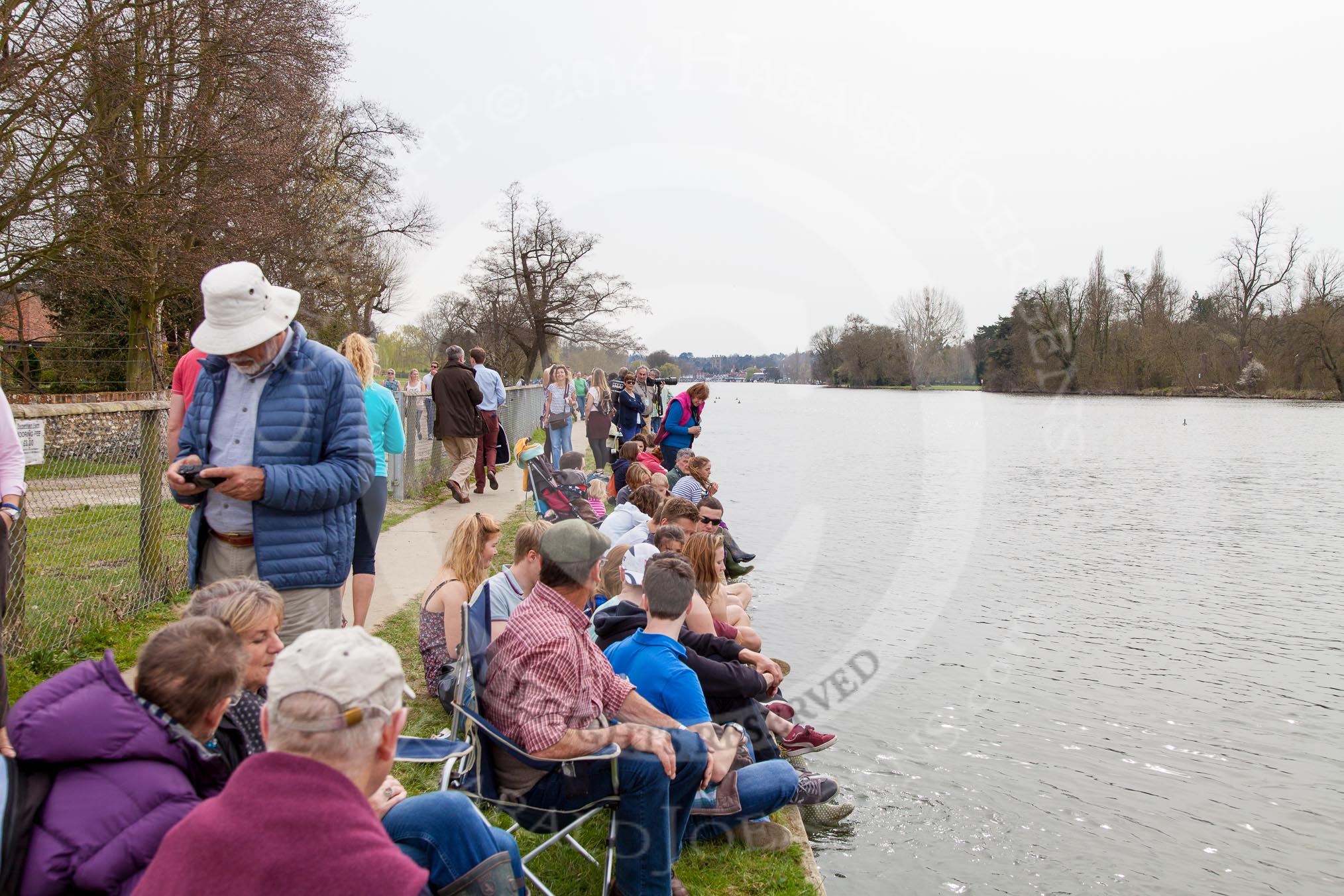 The Women's Boat Race and Henley Boat Races 2014: Crowds on the Thames towpath before the main event of the day, the Newton Women's Boat Race..
River Thames,
Henley-on-Thames,
Buckinghamshire,
United Kingdom,
on 30 March 2014 at 14:40, image #210