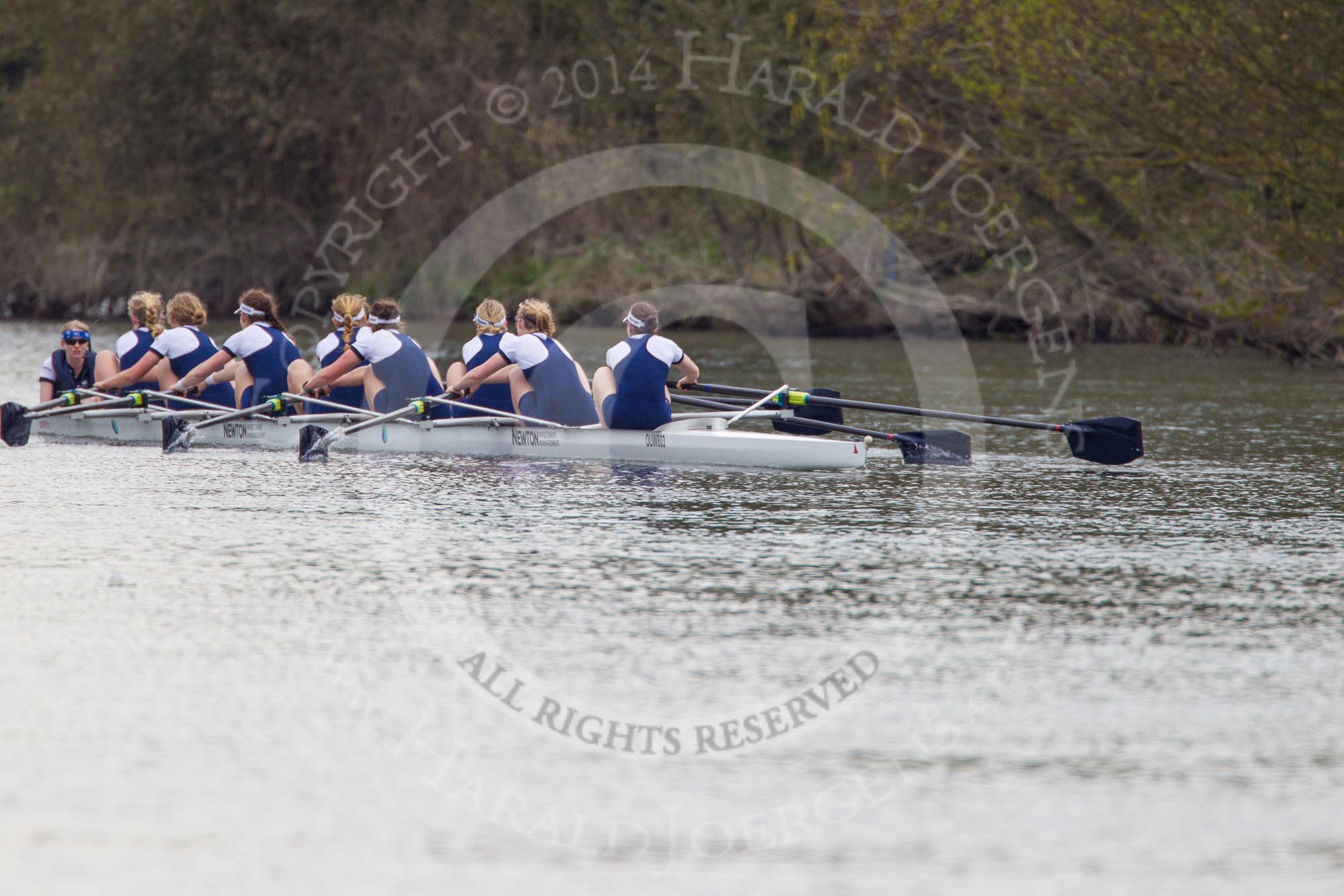 The Women's Boat Race and Henley Boat Races 2014: The Newton Women's Boat Race: Oxford is leading, here approaching Fawley Court..
River Thames,
Henley-on-Thames,
Buckinghamshire,
United Kingdom,
on 30 March 2014 at 15:14, image #289