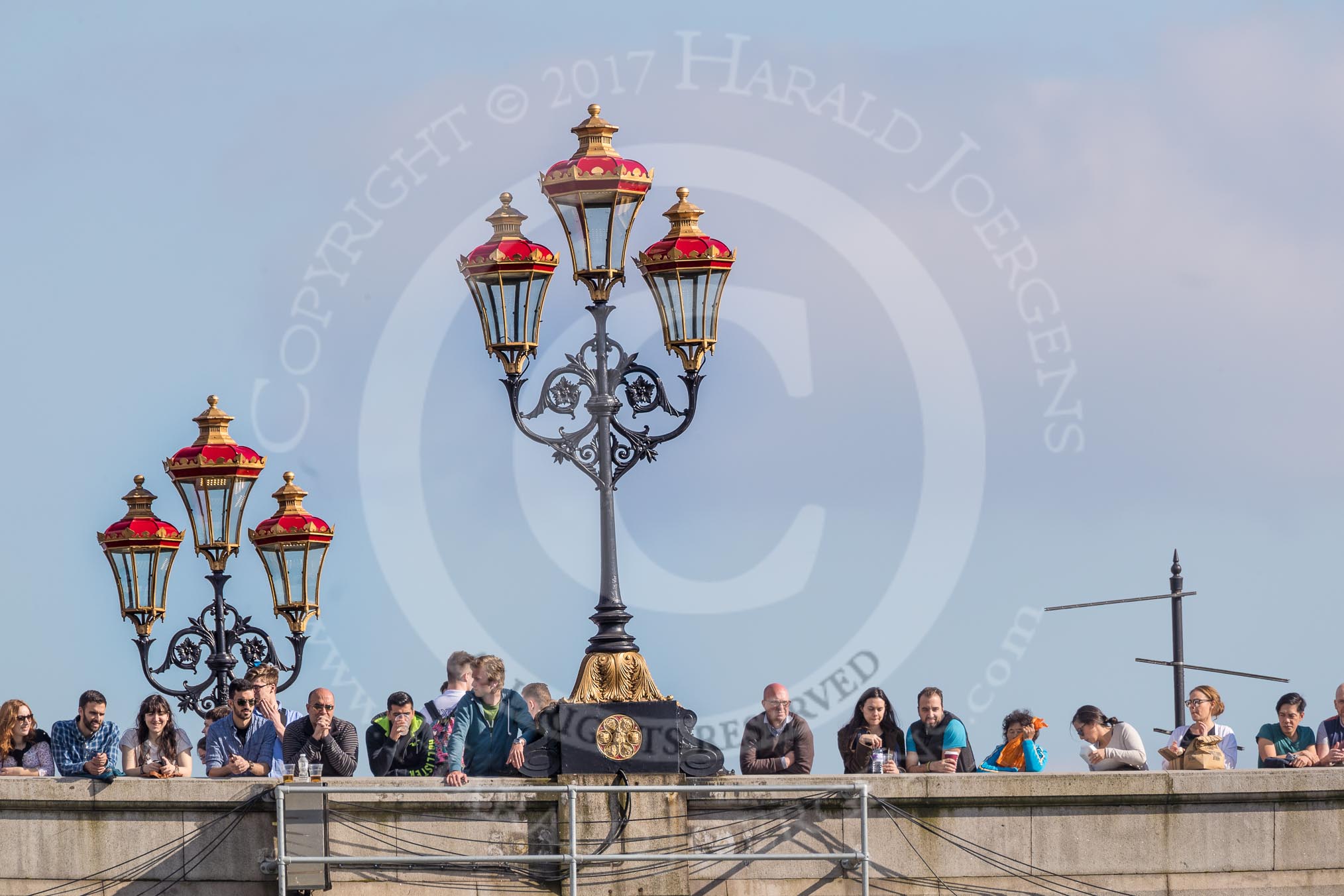 The Boat Race season 2017 -  The Cancer Research Women's Boat Race: Crowds waiting for the start of the Cancer Research Women's Boat Race on Putney Bridge.
River Thames between Putney Bridge and Mortlake,
London SW15,

United Kingdom,
on 02 April 2017 at 16:07, image #99