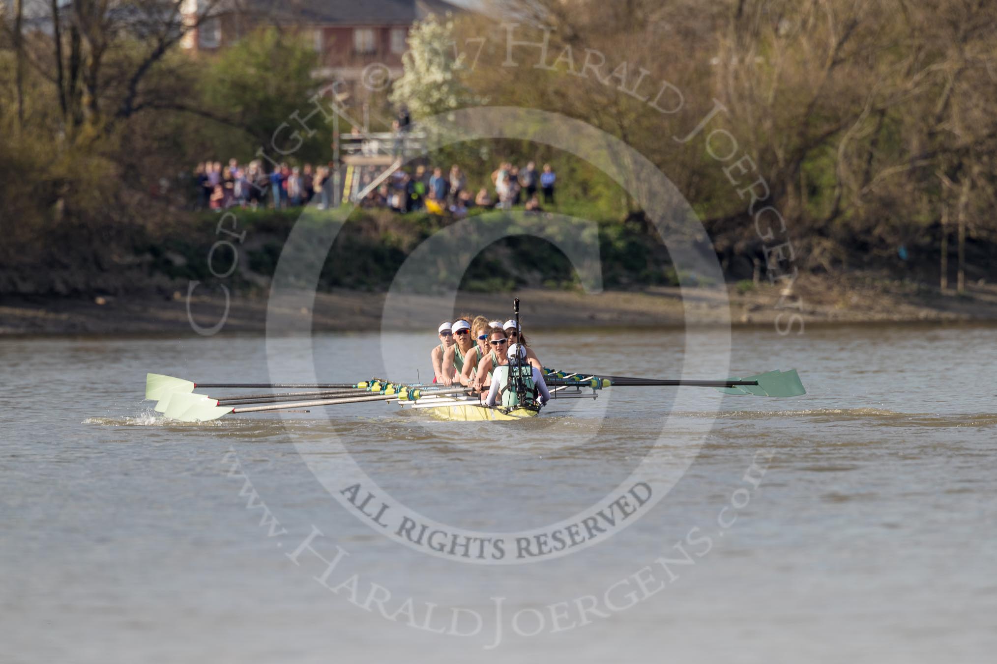 The Boat Race season 2017 -  The Cancer Research Women's Boat Race: The leading CUWBC boat approaching the Mile Post.
River Thames between Putney Bridge and Mortlake,
London SW15,

United Kingdom,
on 02 April 2017 at 16:38, image #139