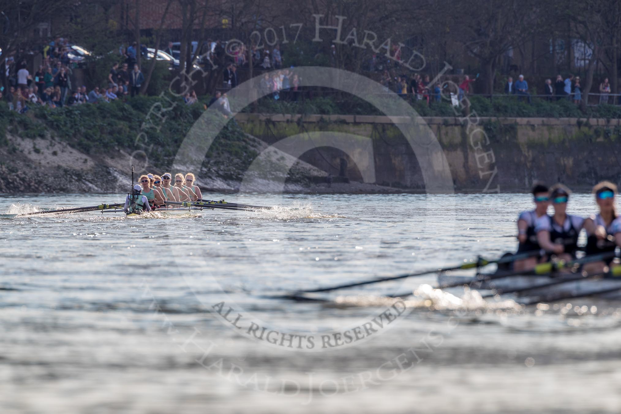The Boat Race season 2017 -  The Cancer Research Women's Boat Race: The long lens compresses the distance, Cambridge is still in a comfortable lead at the White Hart pub, Mortlake.
River Thames between Putney Bridge and Mortlake,
London SW15,

United Kingdom,
on 02 April 2017 at 16:51, image #178