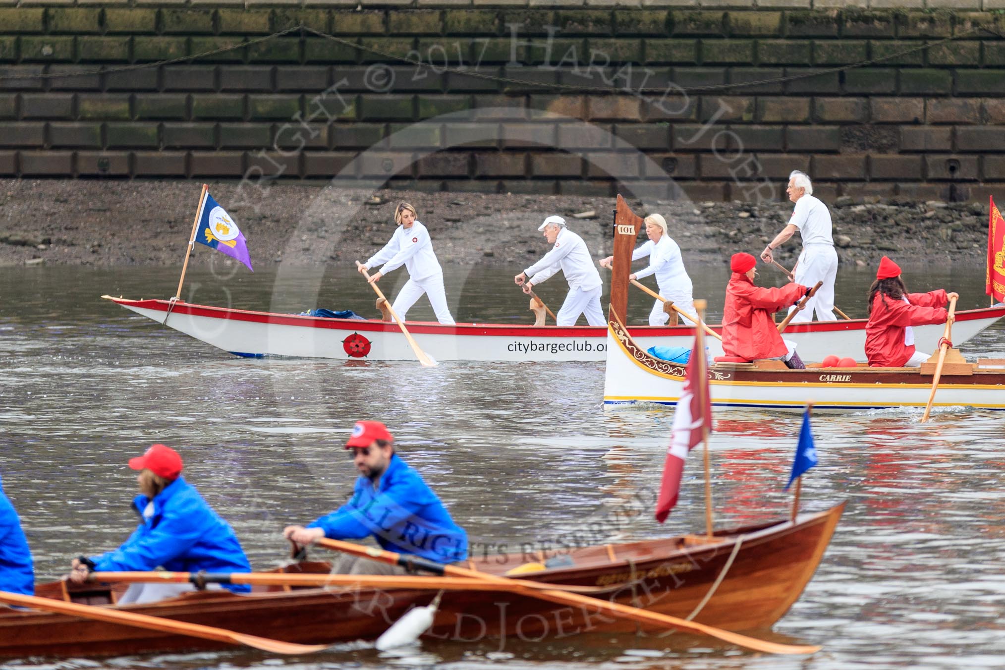 The Cancer Research UK Women's Boat Race 2018: Historic rowing boats (here from CityBargeClub.org.uk) entertaining the crowds.
River Thames between Putney Bridge and Mortlake,
London SW15,

United Kingdom,
on 24 March 2018 at 15:16, image #78