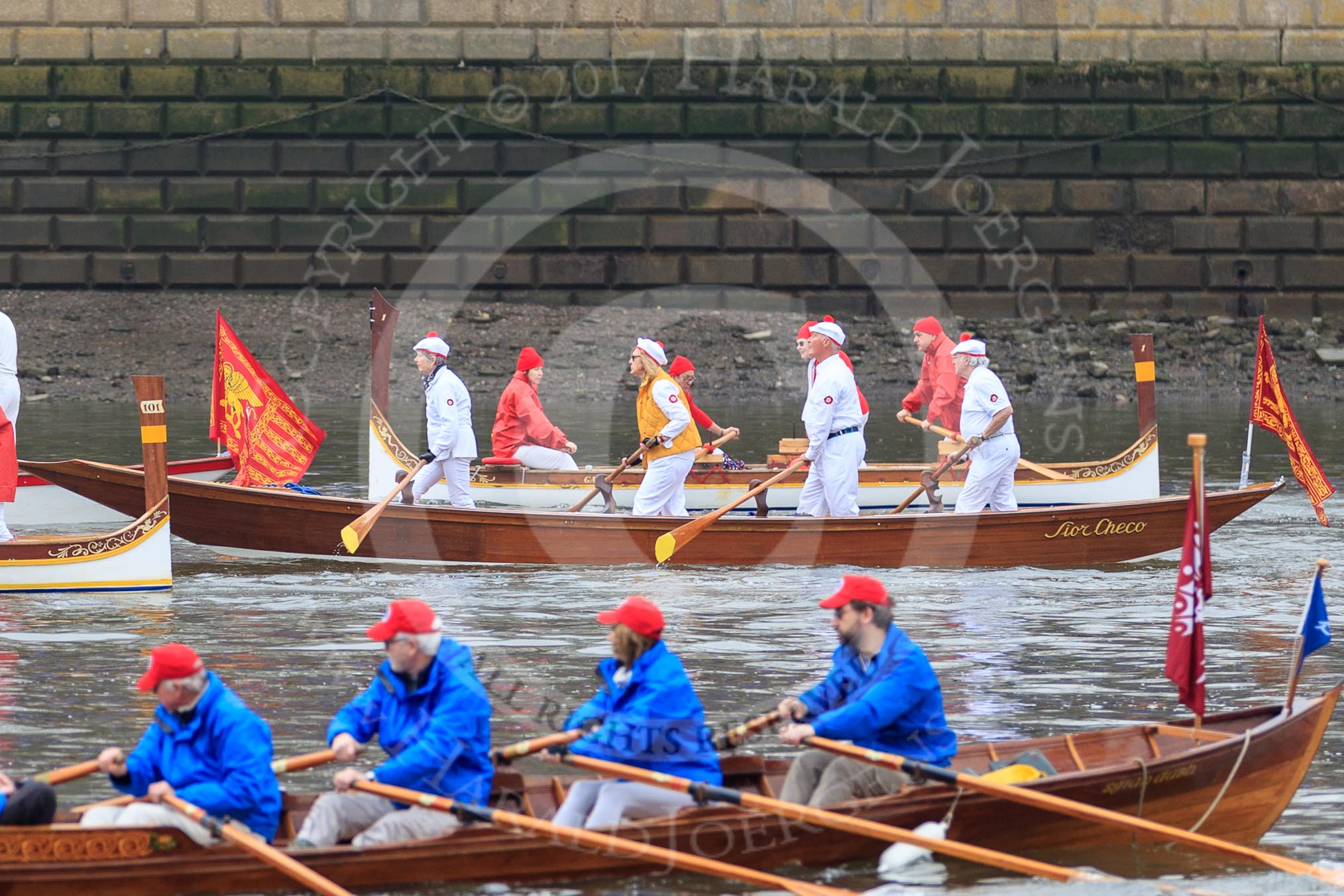The Cancer Research UK Women's Boat Race 2018: Historic rowing boats (here from CityBargeClub.org.uk) entertaining the crowds.
River Thames between Putney Bridge and Mortlake,
London SW15,

United Kingdom,
on 24 March 2018 at 15:16, image #80