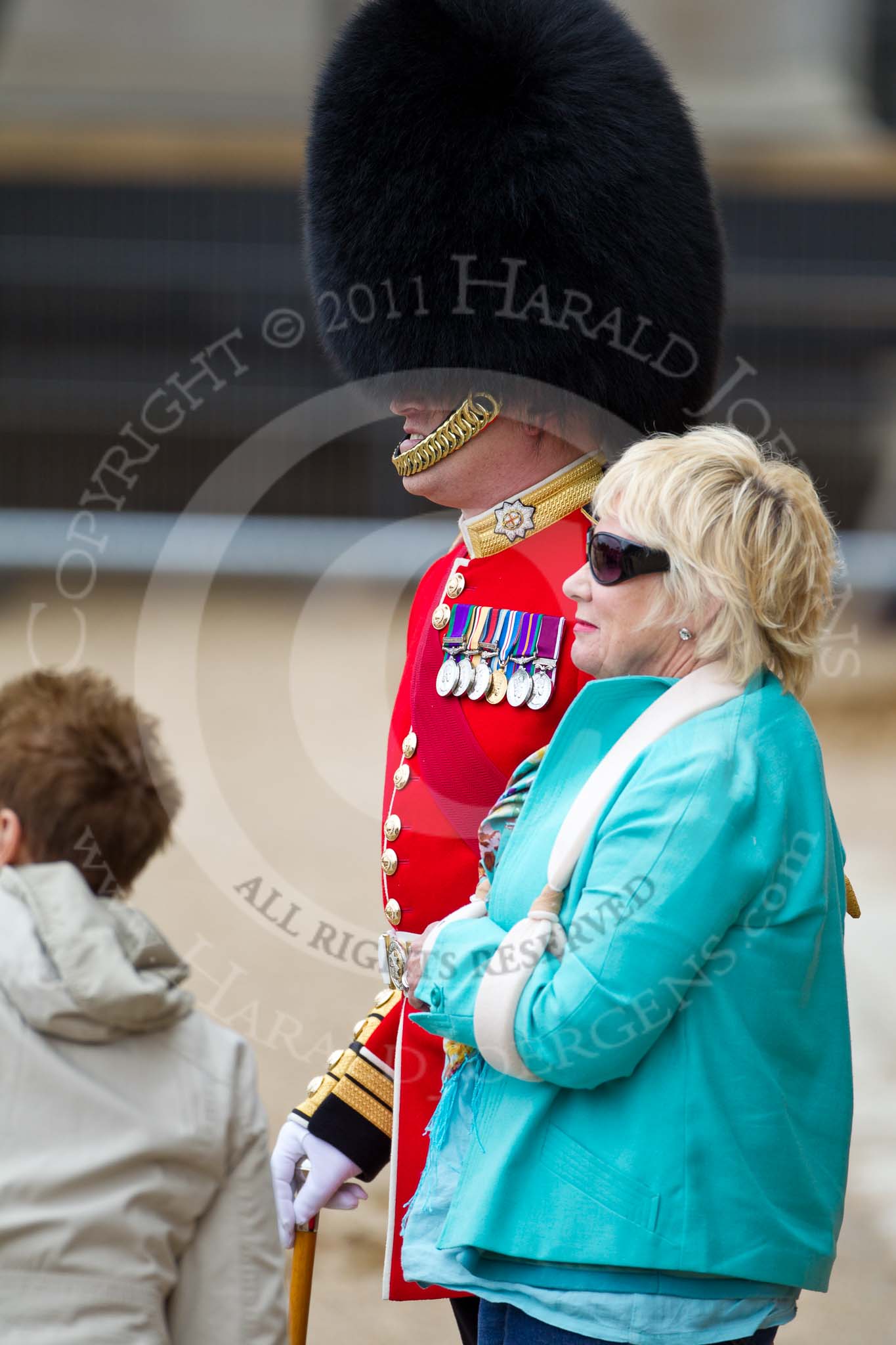 The Major General's Review 2011: WO1 David Lochrie, Coldstream Guards, after the rehearsal posing with a member of the public for a photo..
Horse Guards Parade, Westminster,
London SW1,
Greater London,
United Kingdom,
on 28 May 2011 at 12:26, image #303