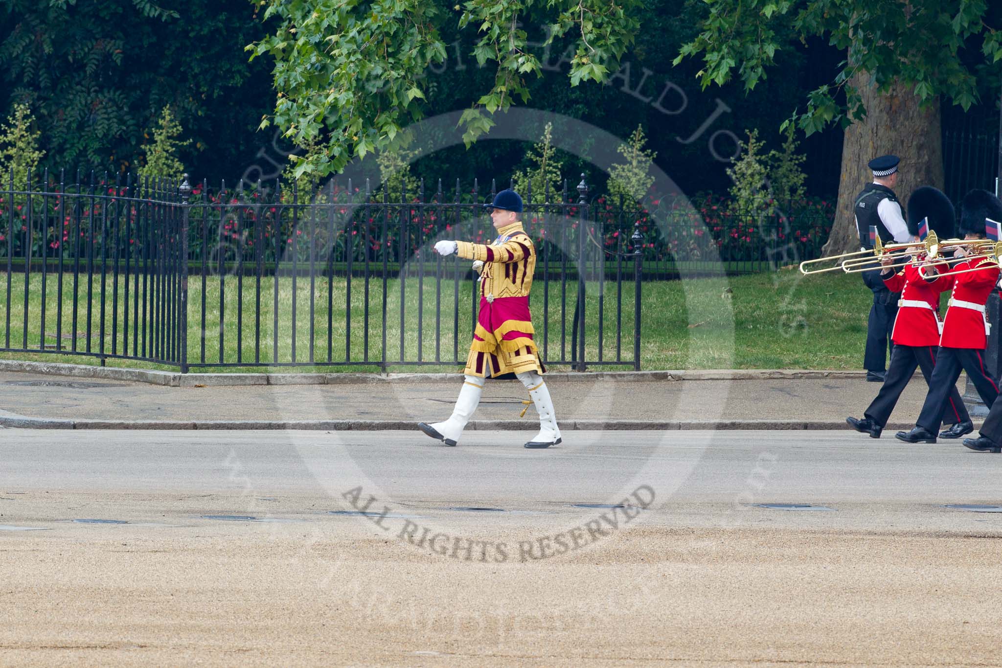 Trooping the Colour 2011: Drum Major Tony Taylor, Coldstream Guards, leading the Band of the Irish Guards onto Horse Guards Parade..
Horse Guards Parade, Westminster,
London SW1,
Greater London,
United Kingdom,
on 11 June 2011 at 10:16, image #19
